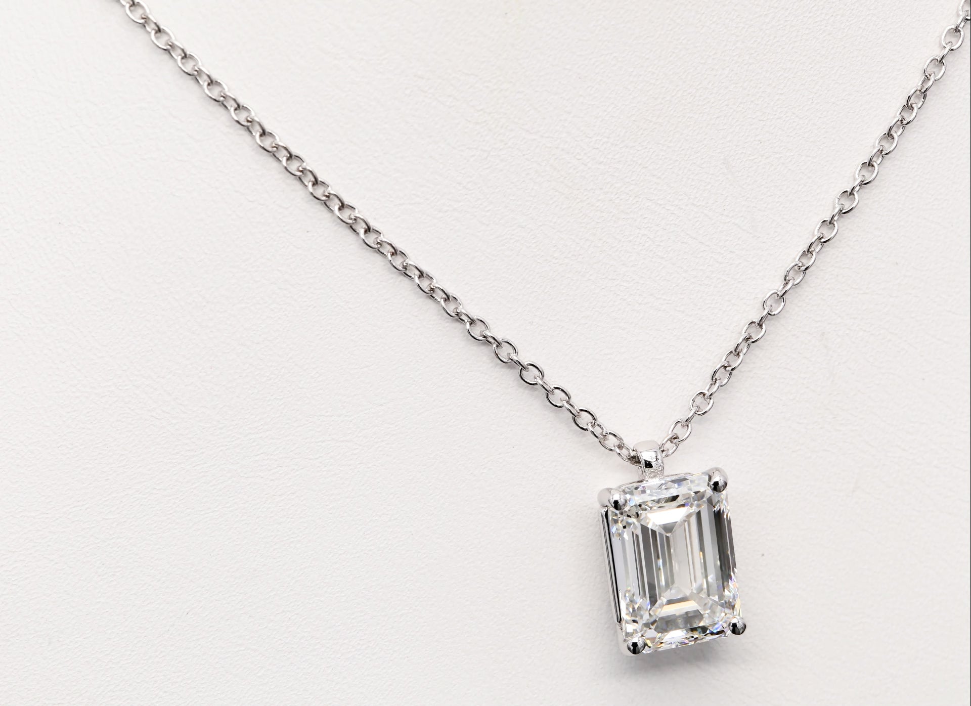 Diamanthalsband i 18k vitguld med en 5 ct smaragdslipad labbodlad diamant i solitär infattning.
