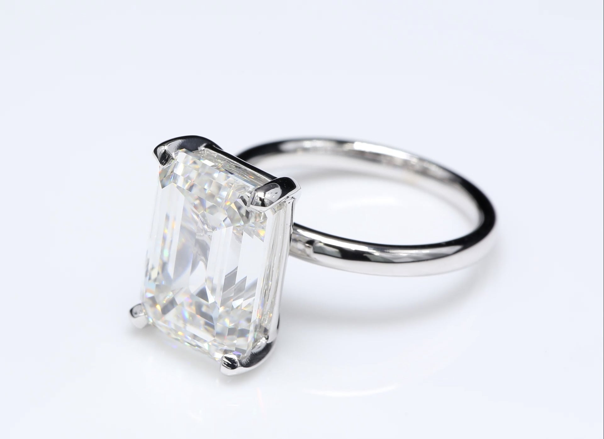 Diamantring i 18k vitguld med en 10 ct smaragdslipad labbodlad diamant i solitär infattning.