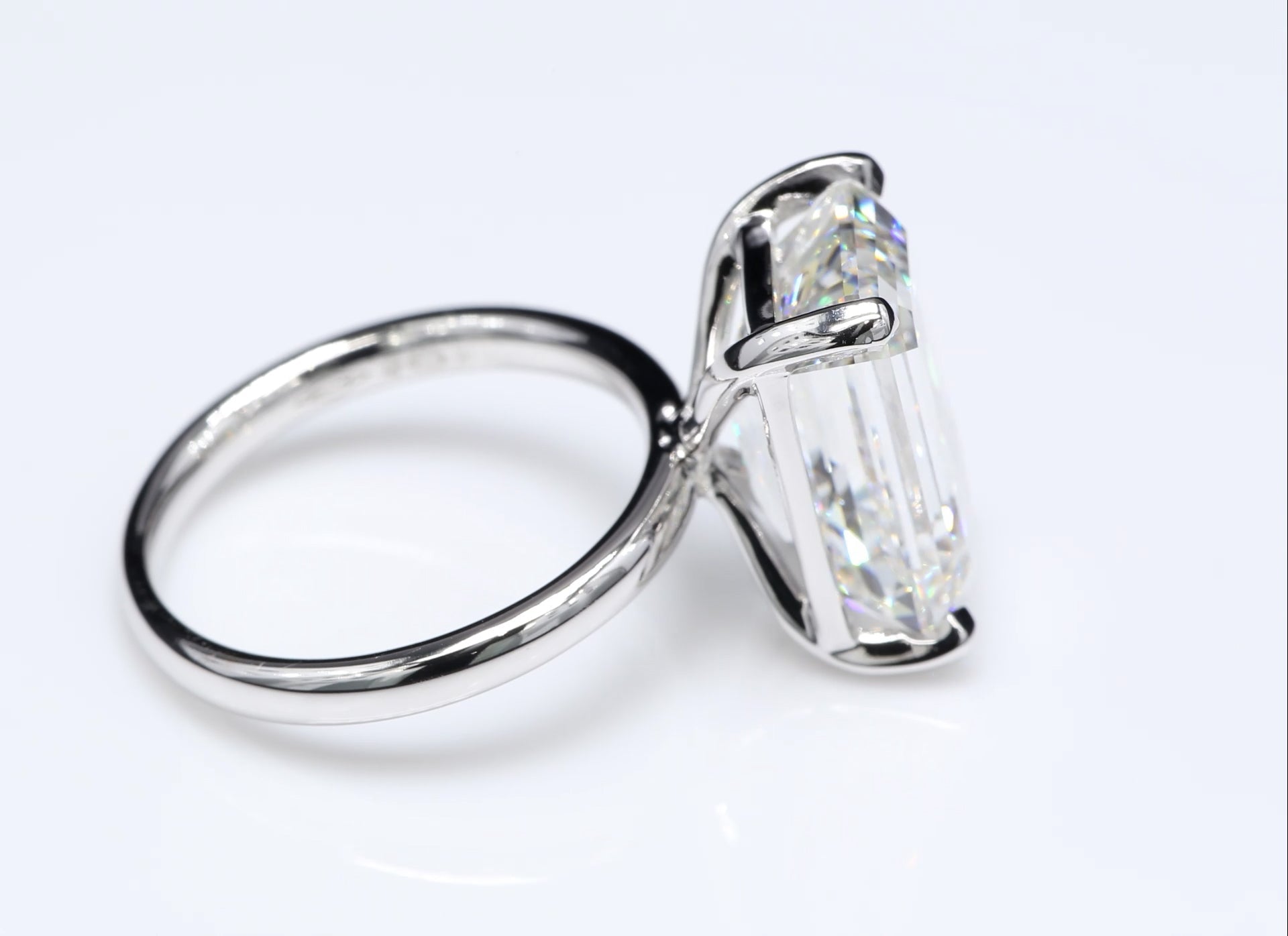 Diamantring i 18k vitguld med en 10 ct smaragdslipad labbodlad diamant i solitär infattning.