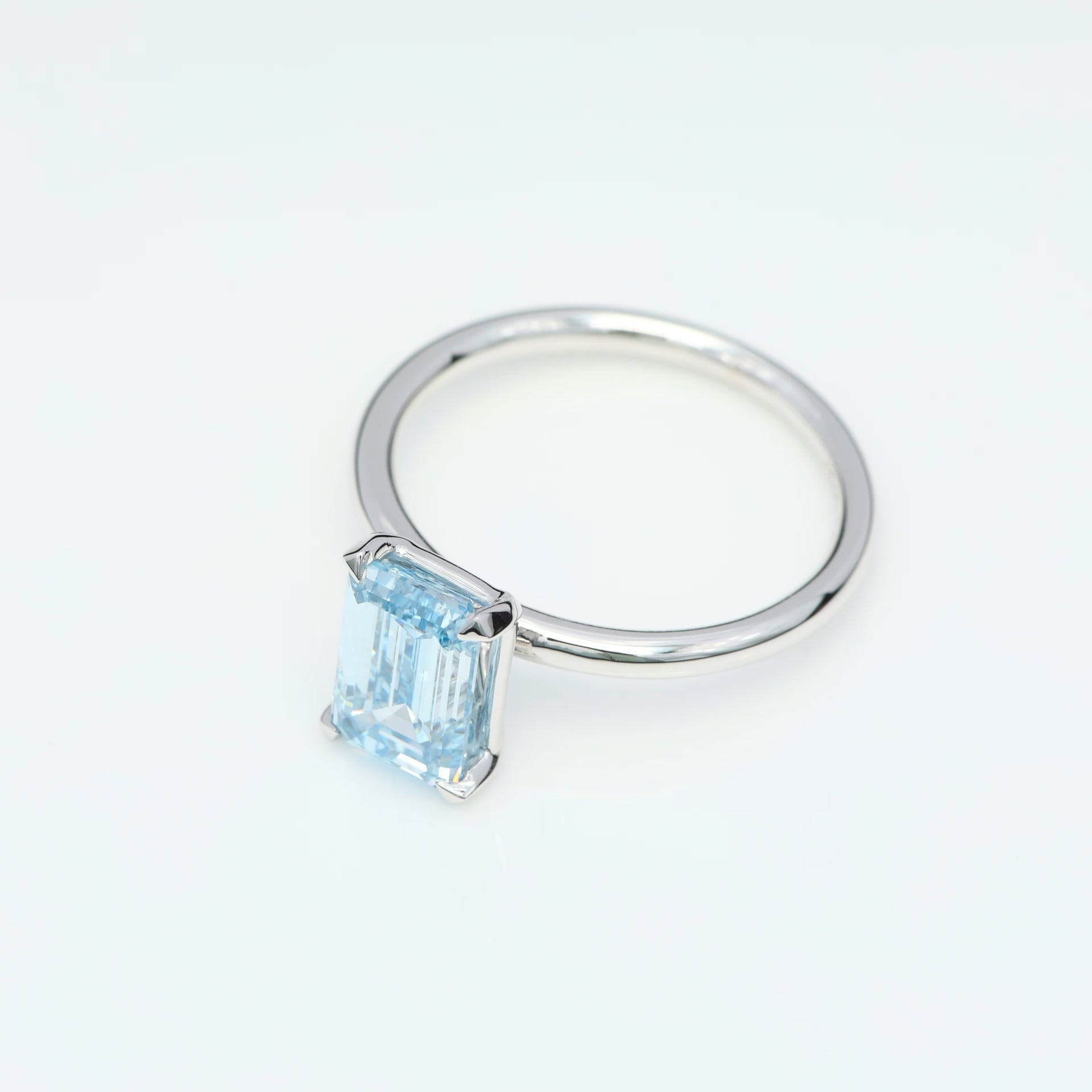 Diamantring i 18k vitguld med en 2 ct blå smaragdslipad labbodlad diamant i solitär infattning.