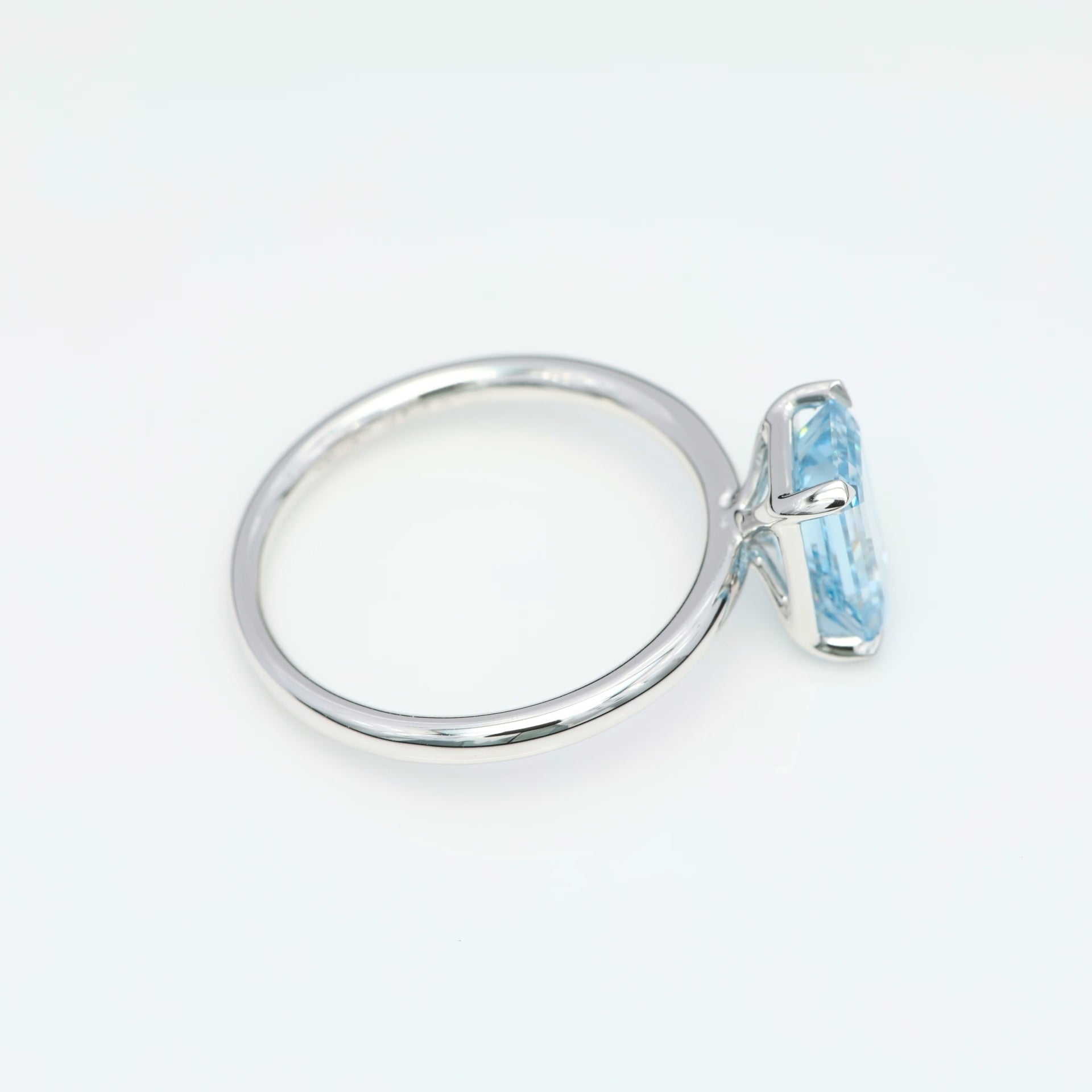 Diamantring i 18k vitguld med en 2 ct blå smaragdslipad labbodlad diamant i solitär infattning.