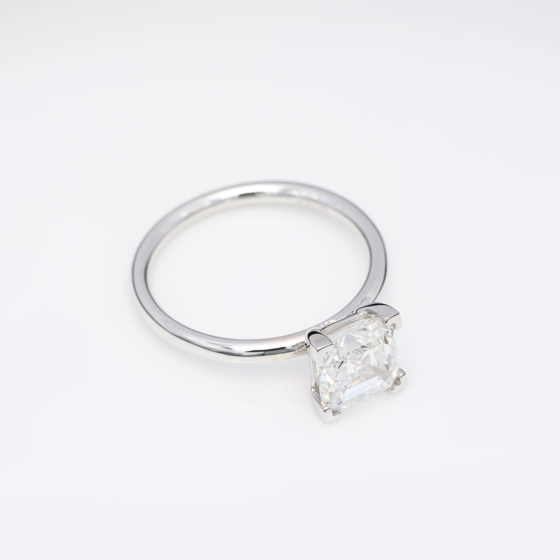 Diamantring i 18k vitguld med en 2 ct kuddslipad labbodlad diamant i solitär infattning.