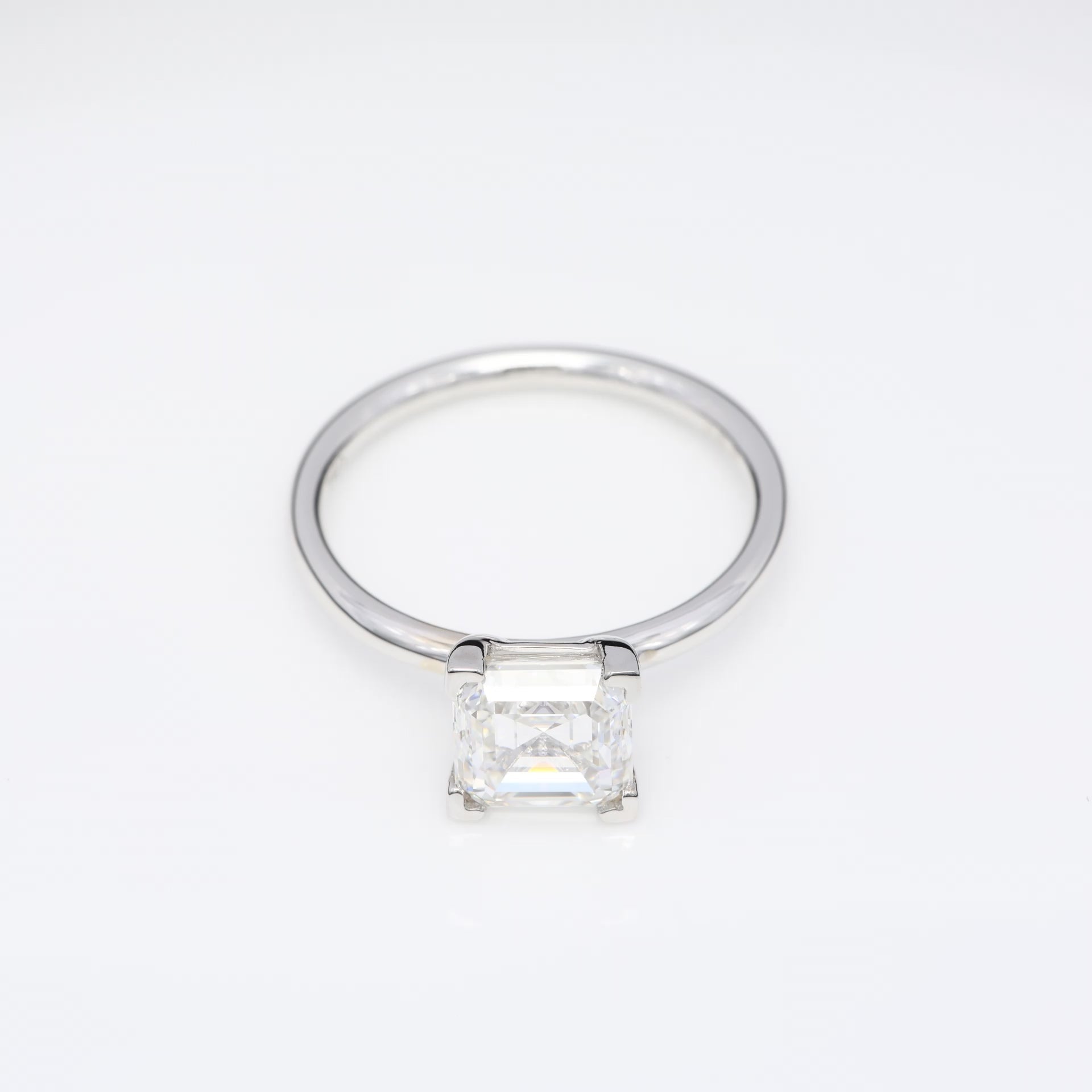 Diamantring i 18k vitguld med en 2 ct kuddslipad labbodlad diamant i solitär infattning.