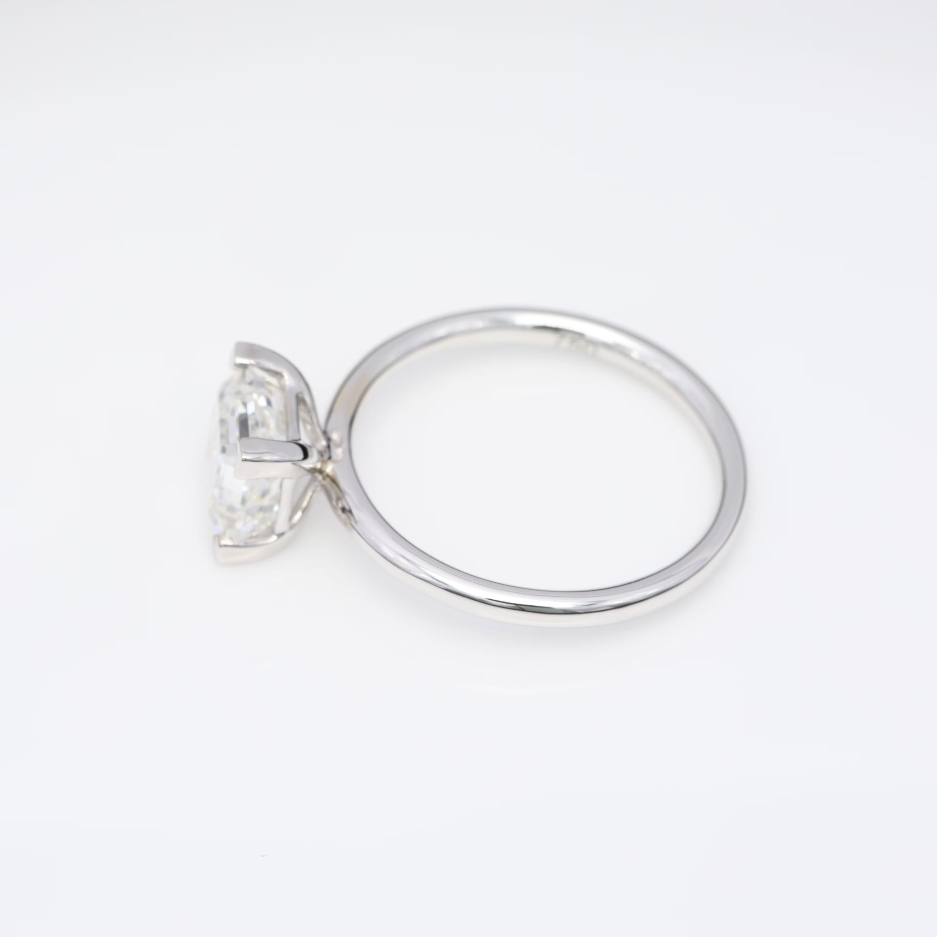 Diamantring i 18k vitguld med en 2 ct kuddslipad labbodlad diamant i solitär infattning.