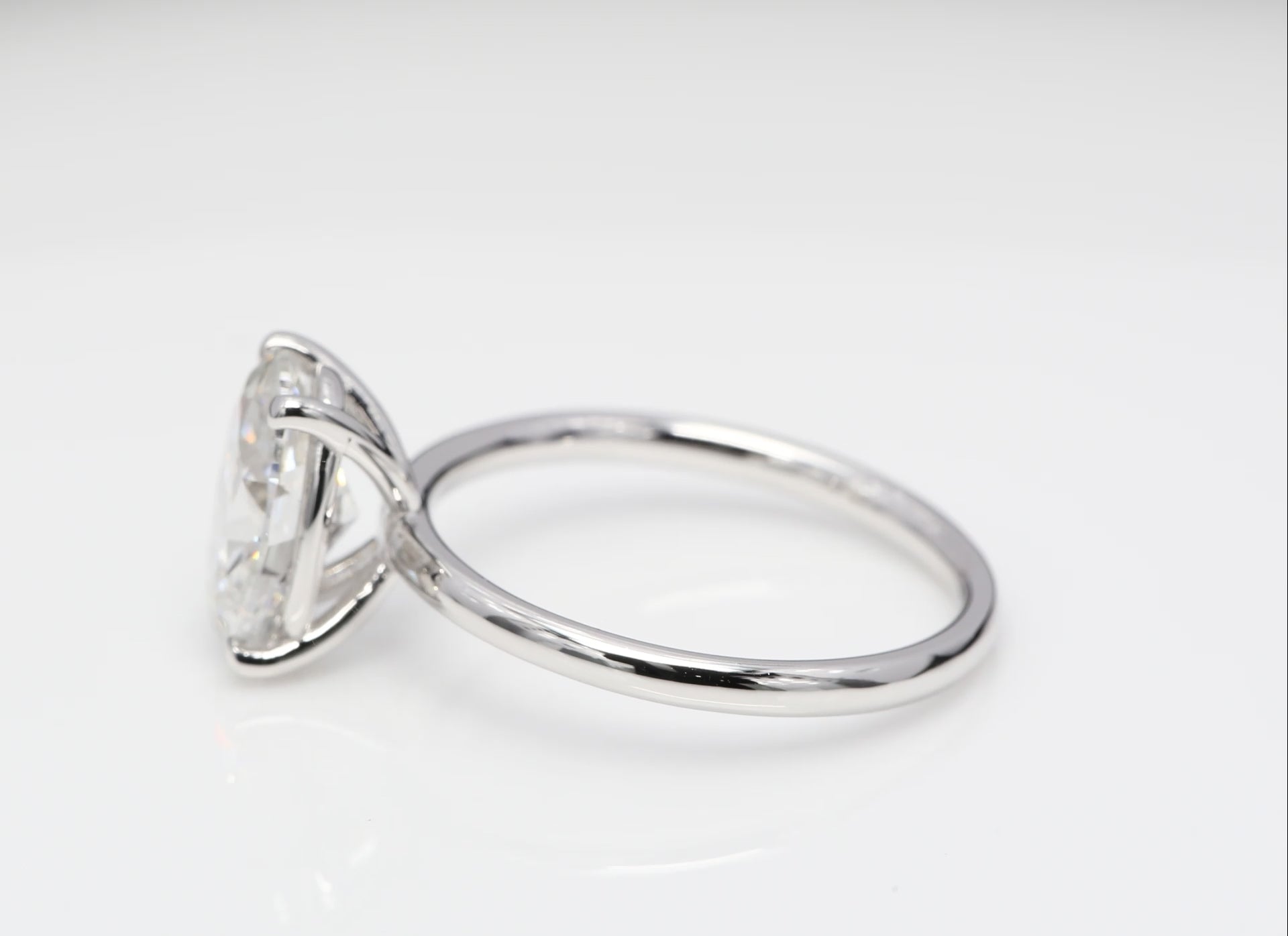 Diamantring i 18k vitguld med en 2 ct ovalslipad labbodlad diamant i solitär infattning.