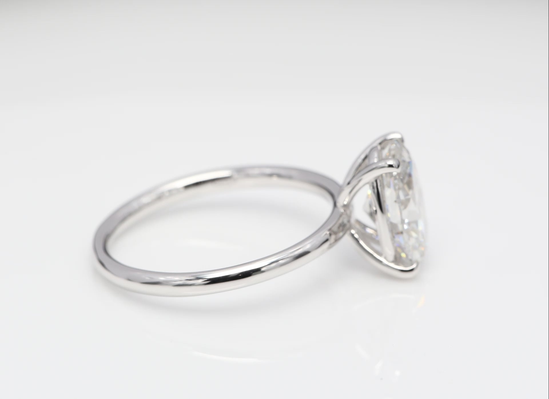 Diamantring i 18k vitguld med en 2 ct ovalslipad labbodlad diamant i solitär infattning.