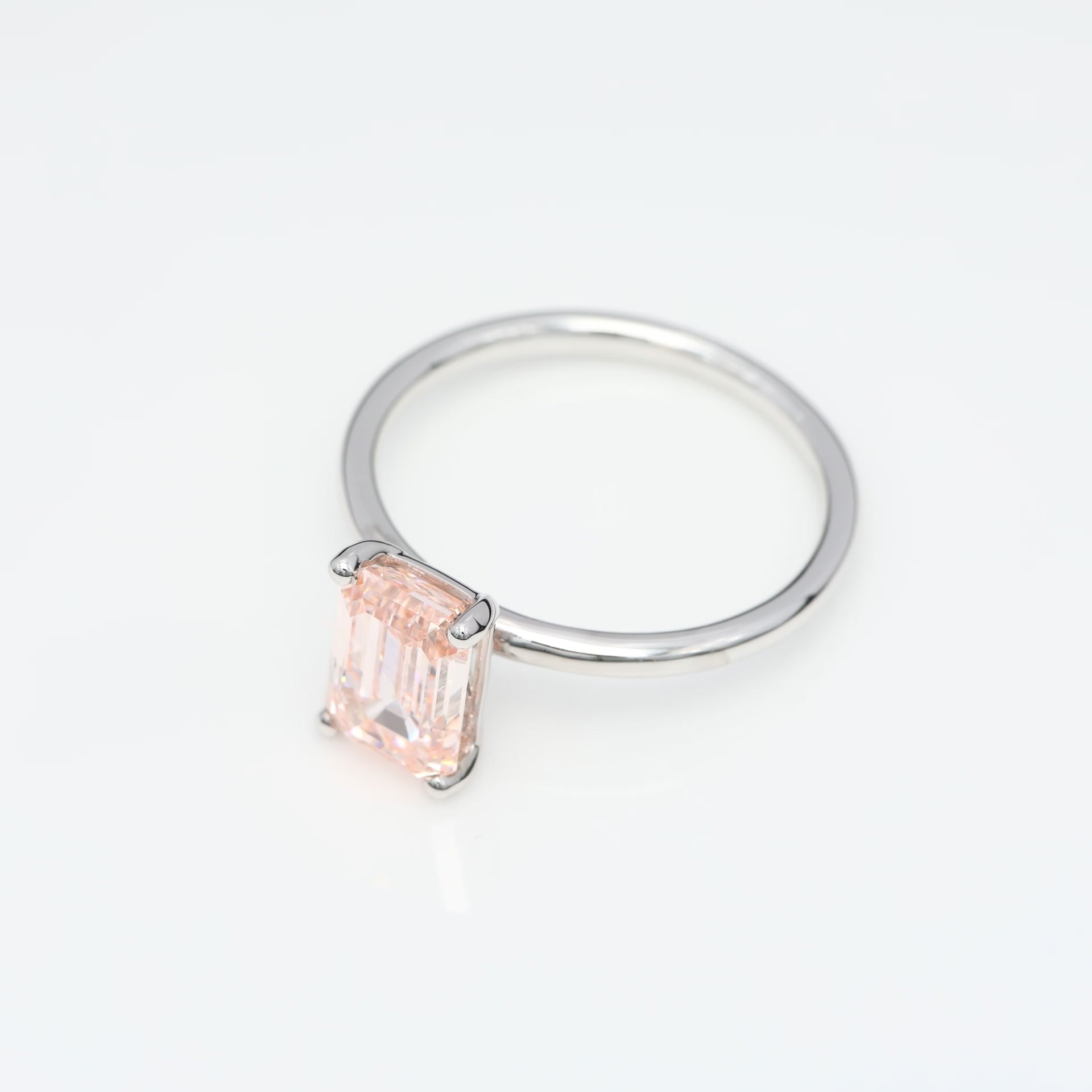Diamantring i 18k vitguld med en 2 ct rosa smaragdslipad labbodlad diamant i solitär infattning.