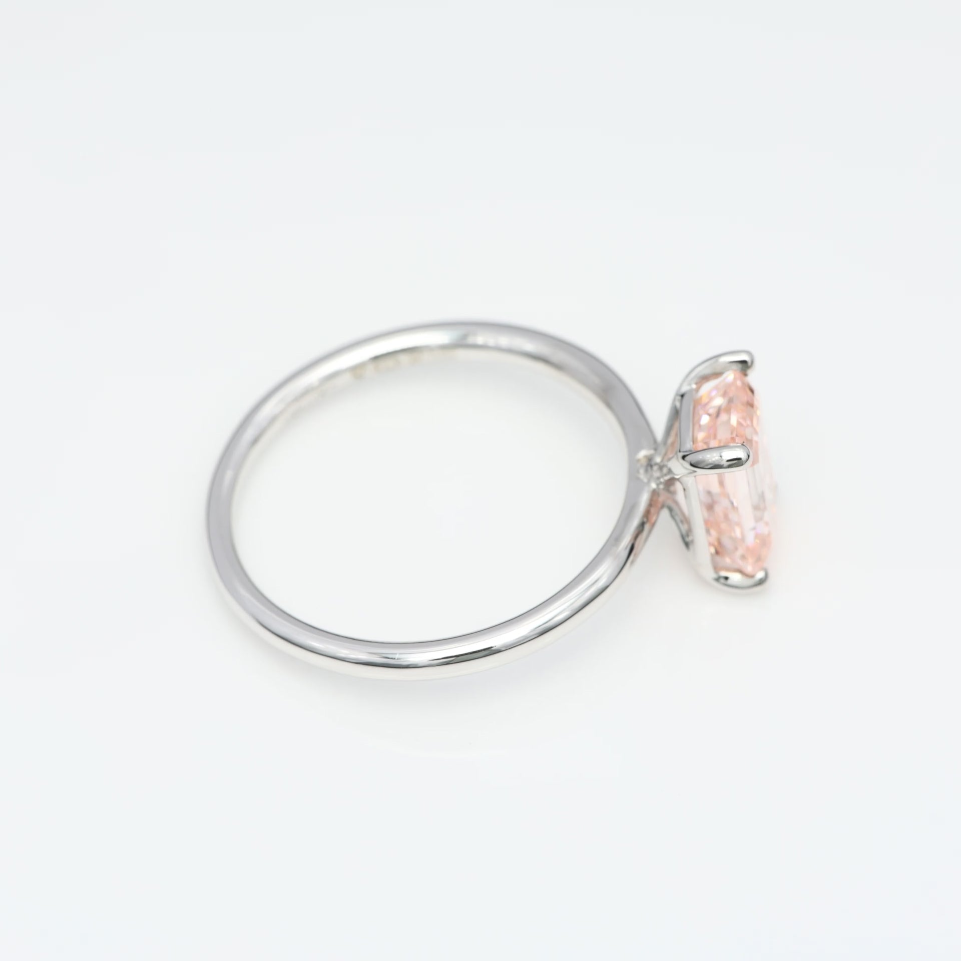 Diamantring i 18k vitguld med en 2 ct rosa smaragdslipad labbodlad diamant i solitär infattning.