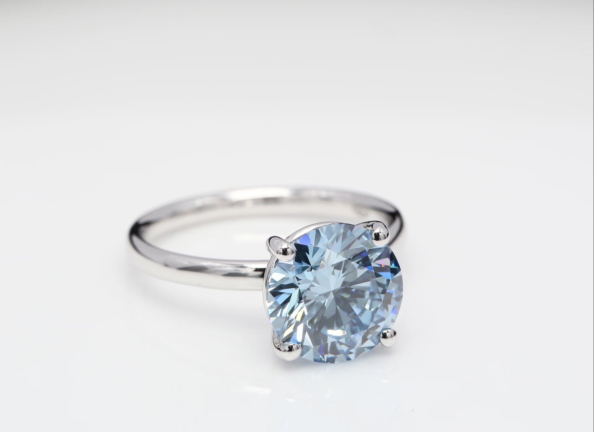 Diamantring i 18k vitguld med en 3 ct blå briljantslipad labbodlad diamant i solitär infattning.