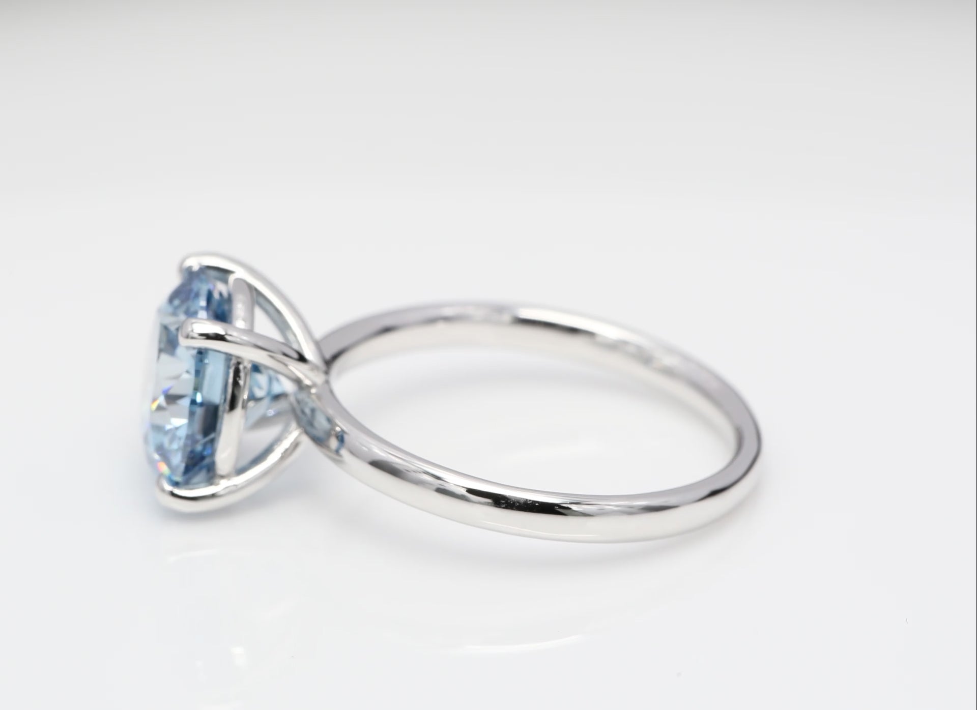 Diamantring i 18k vitguld med en 3 ct blå briljantslipad labbodlad diamant i solitär infattning.