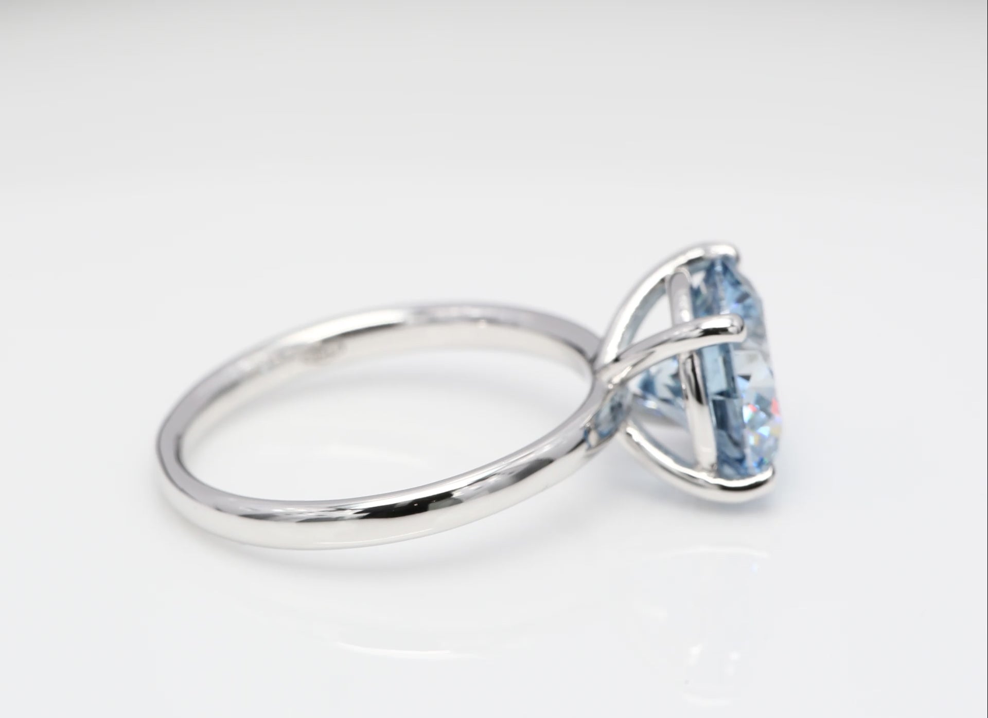 Diamantring i 18k vitguld med en 3 ct blå briljantslipad labbodlad diamant i solitär infattning.