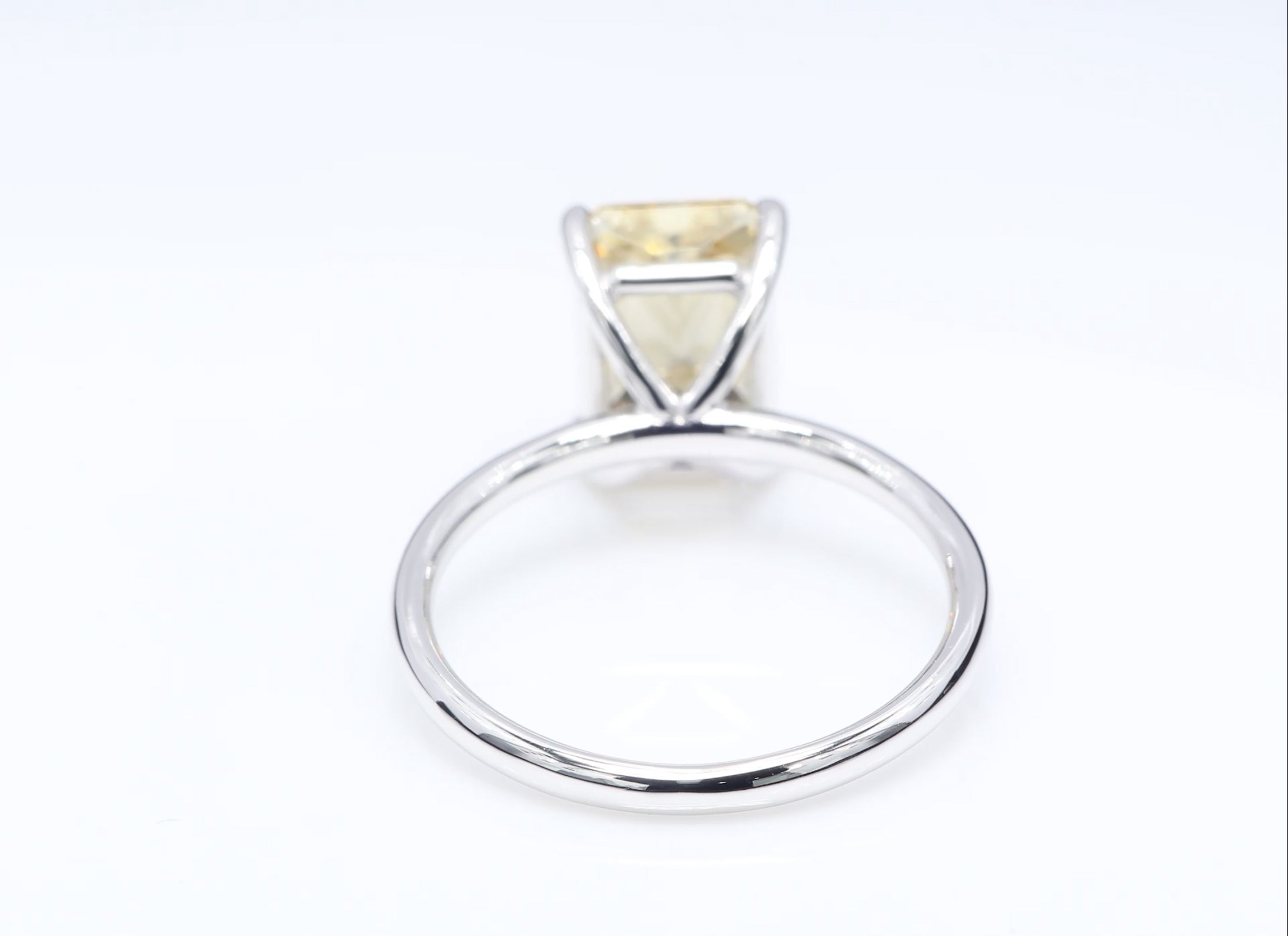 Diamantring i 18k vitguld med en 3 ct gul smaragdslipad labbodlad diamant i solitär infattning.