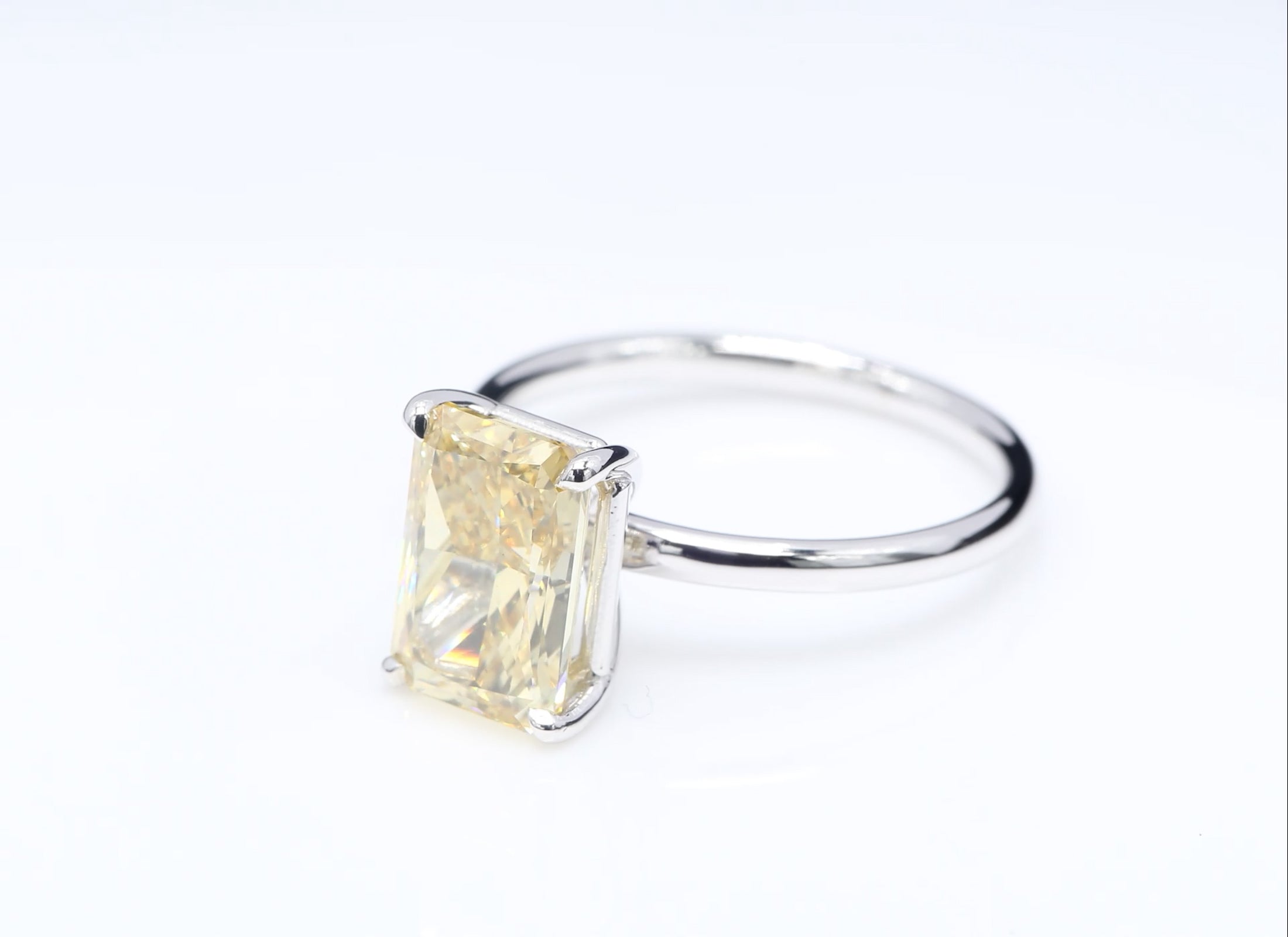 Diamantring i 18k vitguld med en 3 ct gul smaragdslipad labbodlad diamant i solitär infattning.