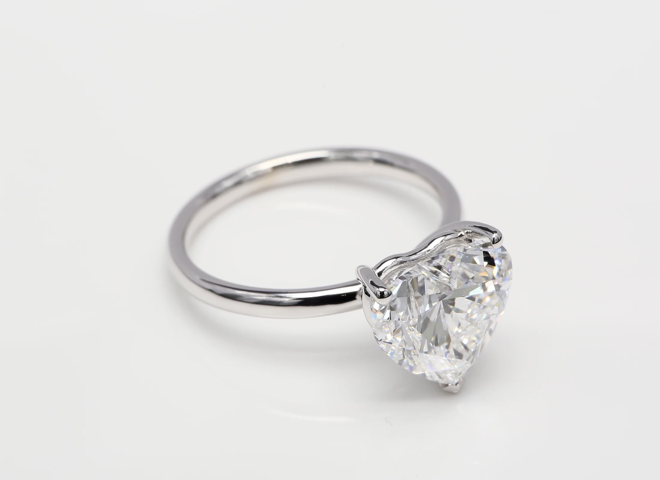 Diamantring i 18k vitguld med en 2 ct hjärtslipad labbodlad diamant i solitär infattning.