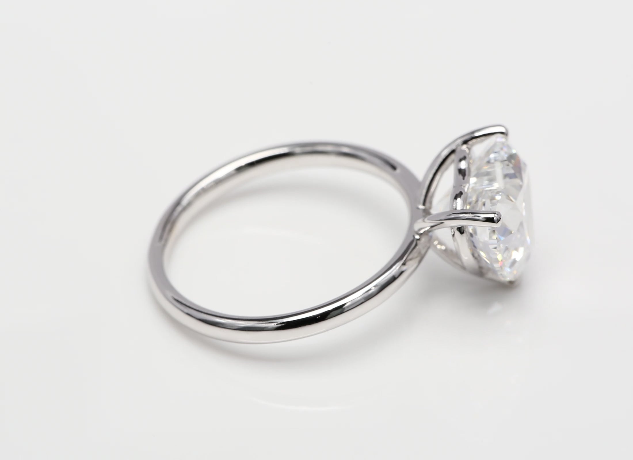 Diamantring i 18k vitguld med en 2 ct hjärtslipad labbodlad diamant i solitär infattning.