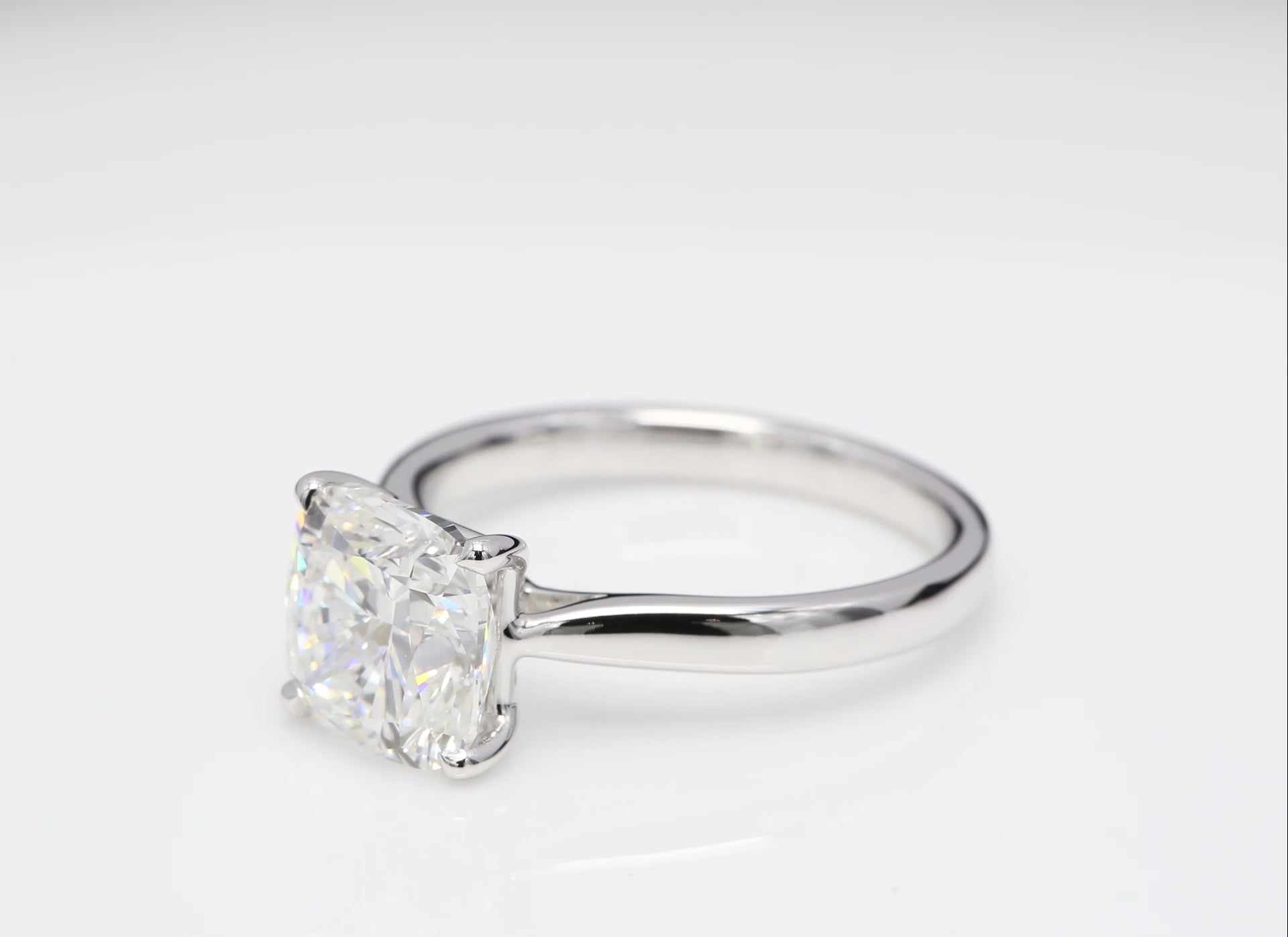 Diamantring i 18k vitguld med en 3 ct kuddslipad labbodlad diamant i solitär infattning.