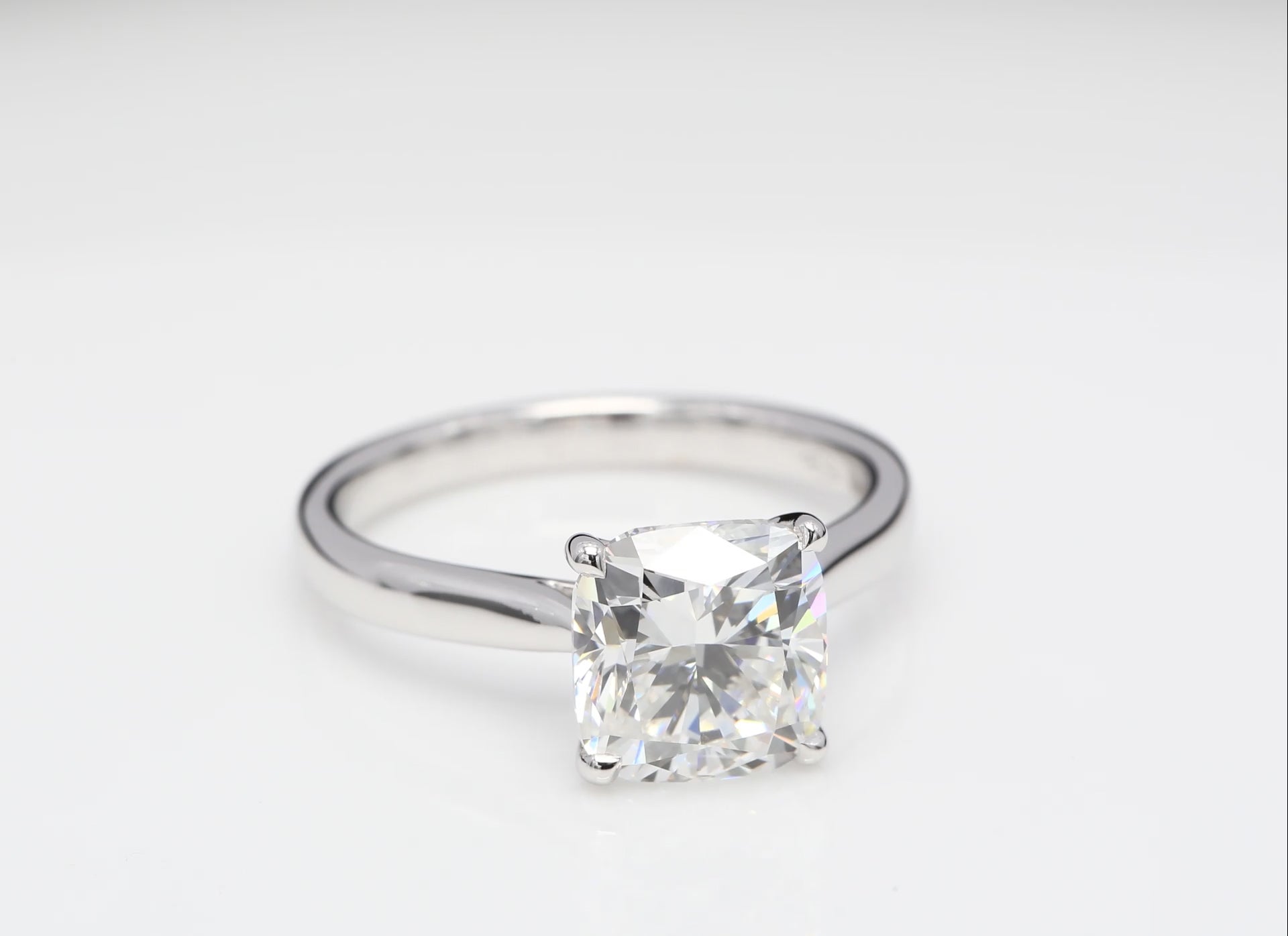 Diamantring i 18k vitguld med en 3 ct kuddslipad labbodlad diamant i solitär infattning.