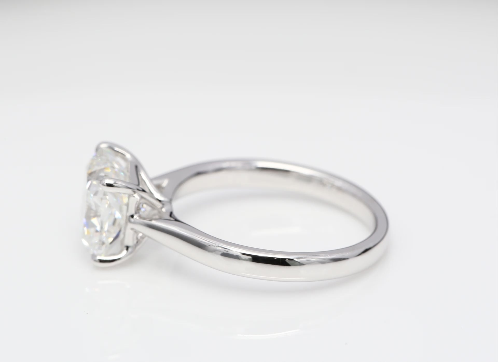 Diamantring i 18k vitguld med en 3 ct kuddslipad labbodlad diamant i solitär infattning.