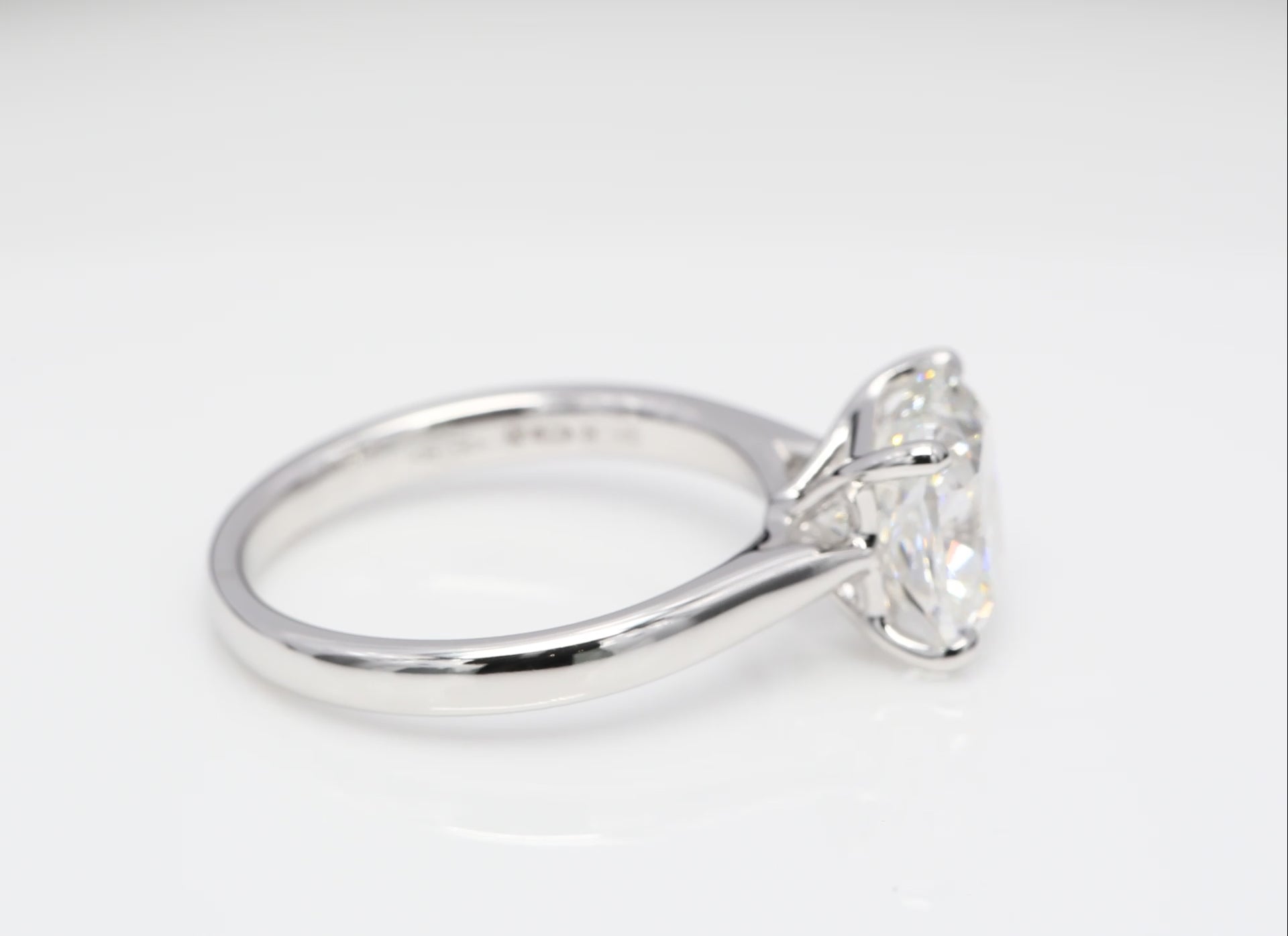 Diamantring i 18k vitguld med en 3 ct kuddslipad labbodlad diamant i solitär infattning.