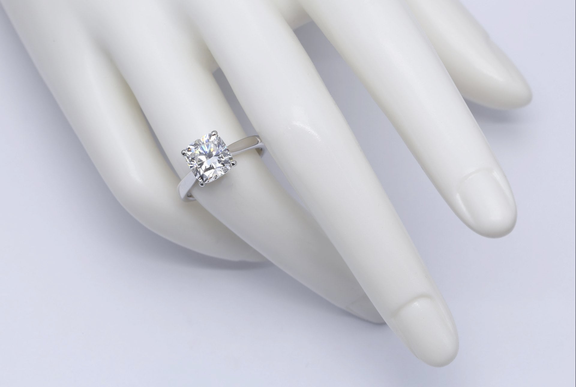 Diamantring i 18k vitguld med en 3 ct kuddslipad labbodlad diamant i solitär infattning.