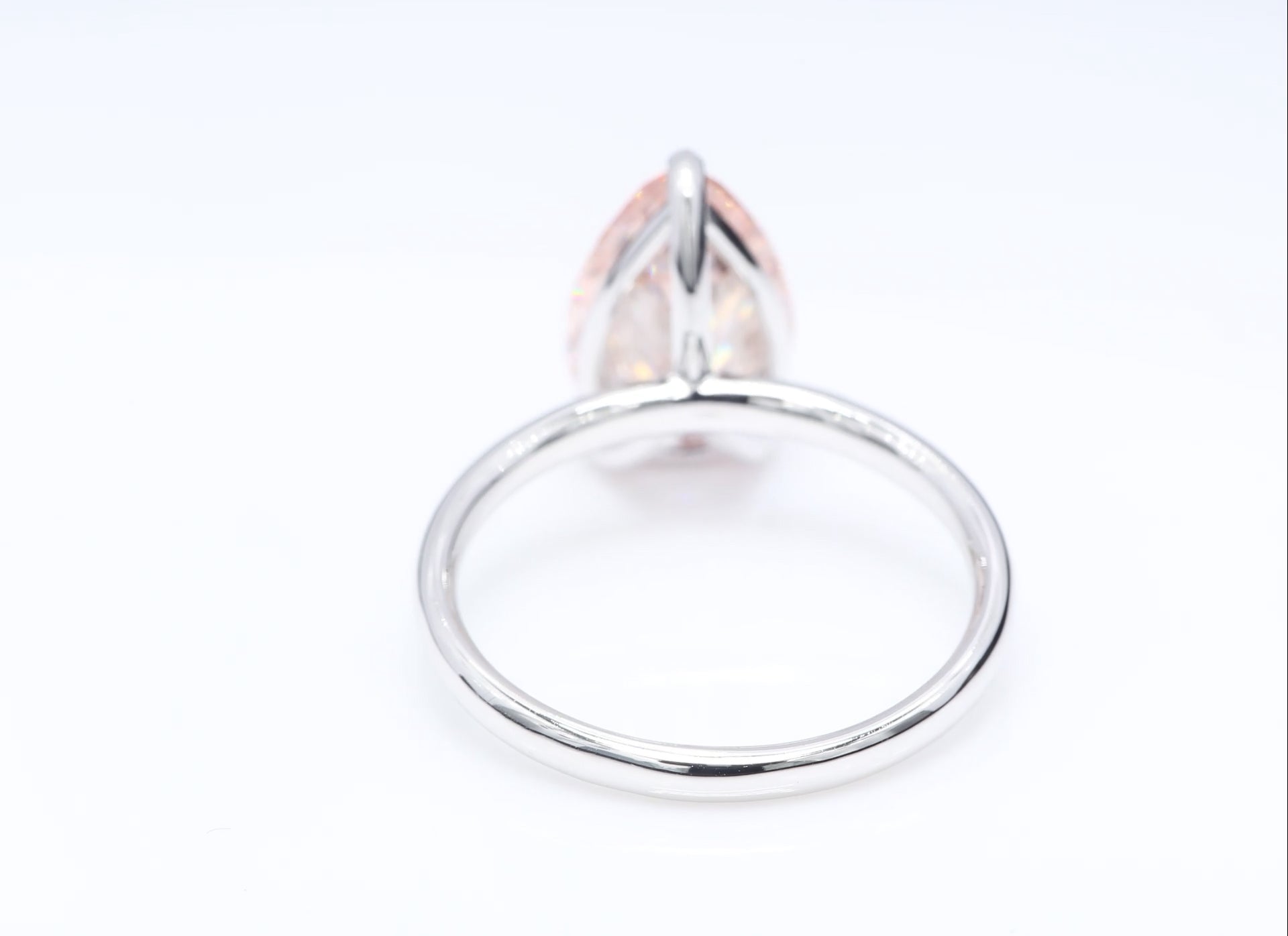 Diamantring i 18k vitguld med en 3 ct rosa päronslipad labbodlad diamant i solitär infattning.