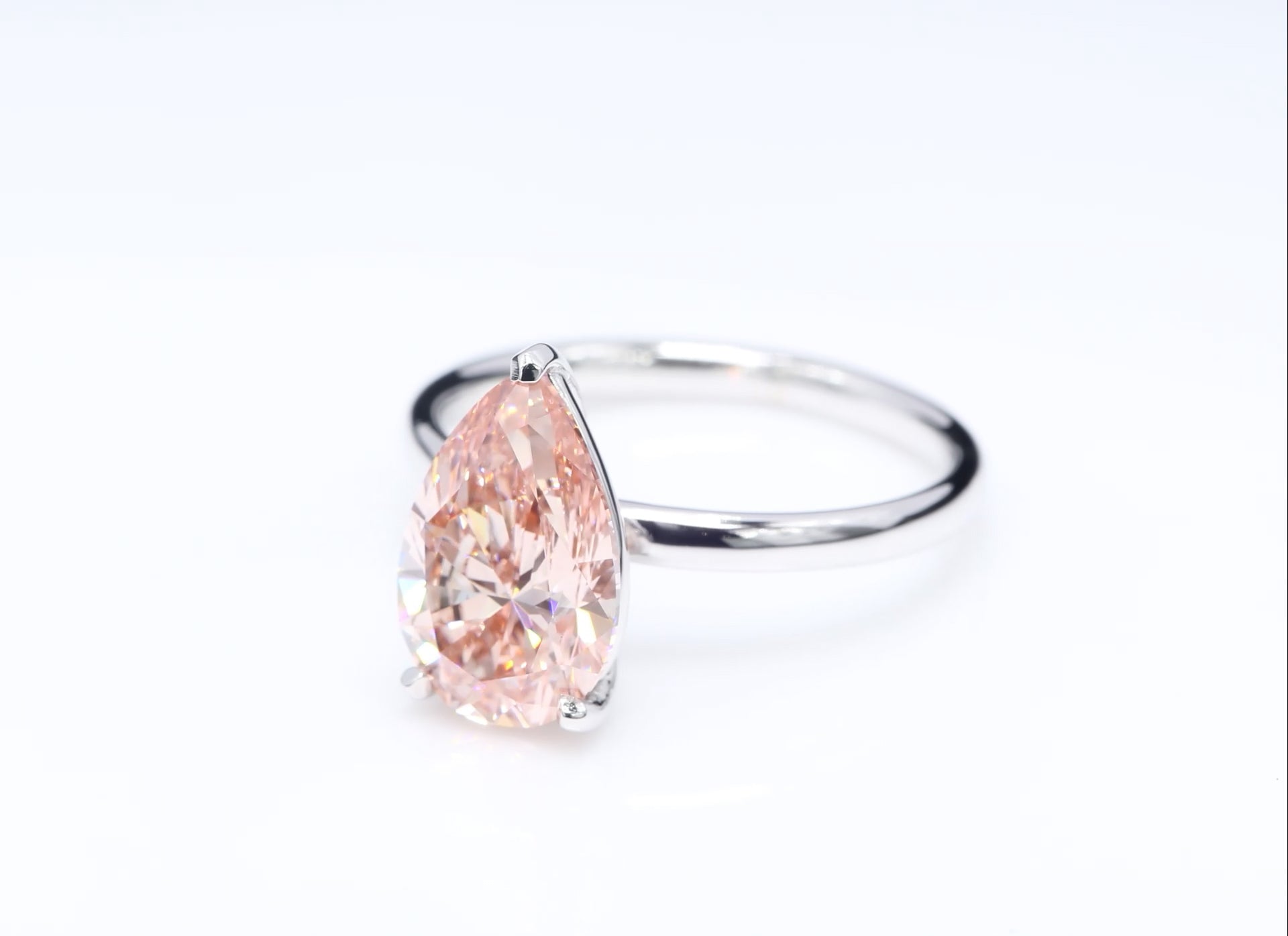 Diamantring i 18k vitguld med en 3 ct rosa päronslipad labbodlad diamant i solitär infattning.