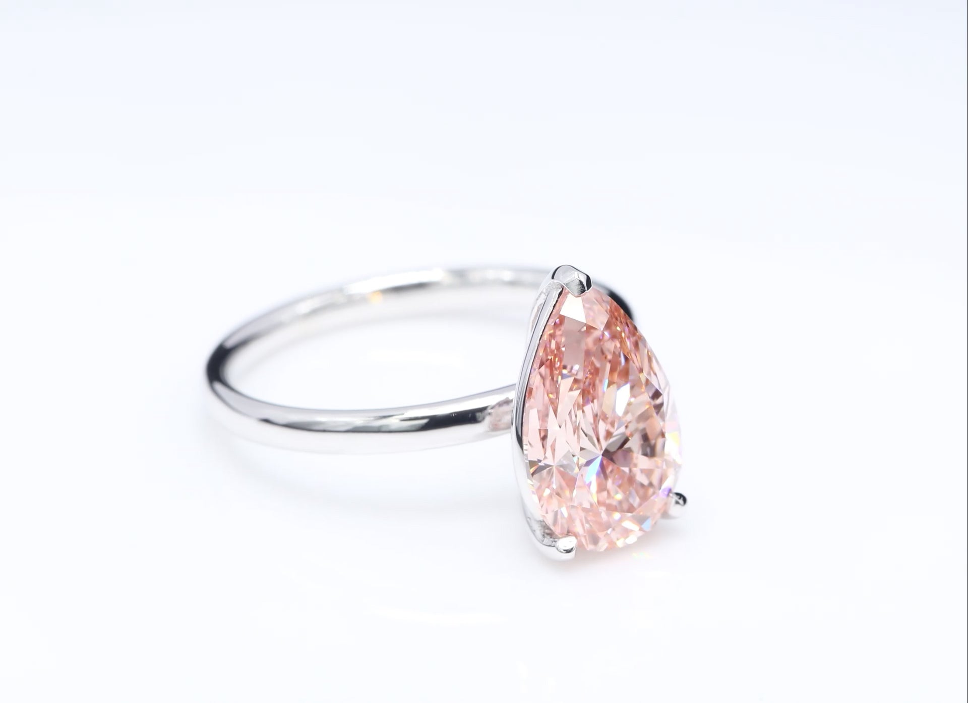 Diamantring i 18k vitguld med en 3 ct rosa päronslipad labbodlad diamant i solitär infattning.