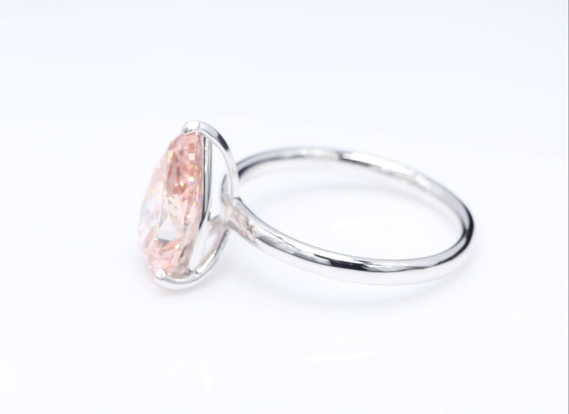 Diamantring i 18k vitguld med en 3 ct rosa päronslipad labbodlad diamant i solitär infattning.