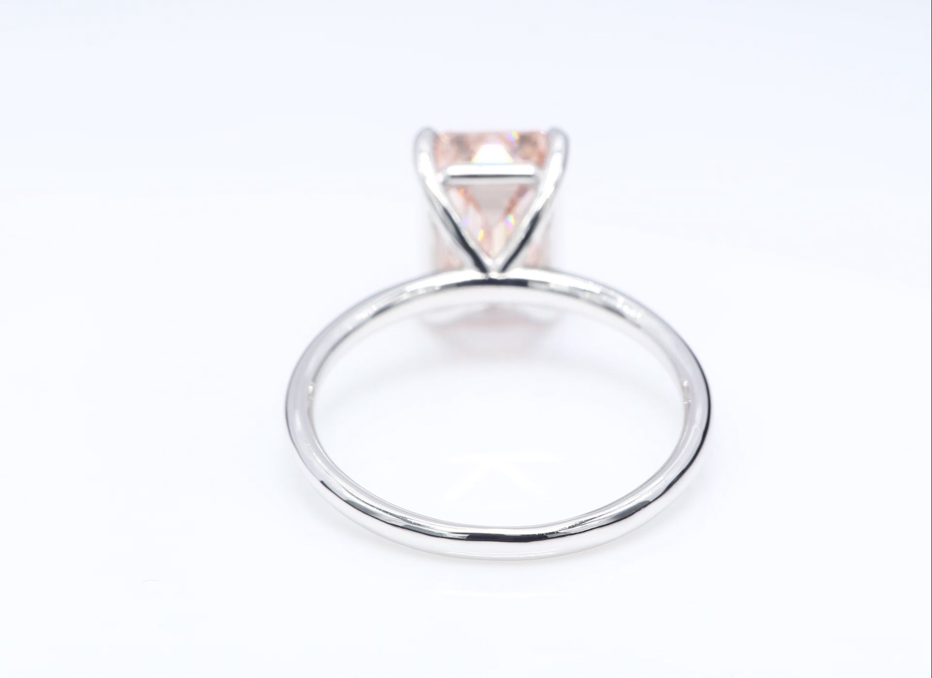 Diamantring i 18k vitguld med en 3 ct rosa smaragdslipad labbodlad diamant i solitär infattning.