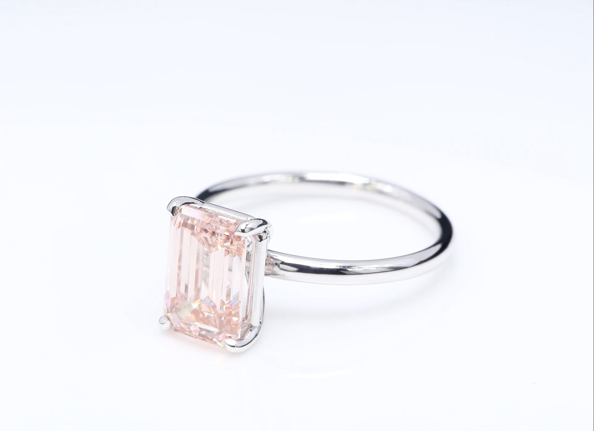 Diamantring i 18k vitguld med en 3 ct rosa smaragdslipad labbodlad diamant i solitär infattning.