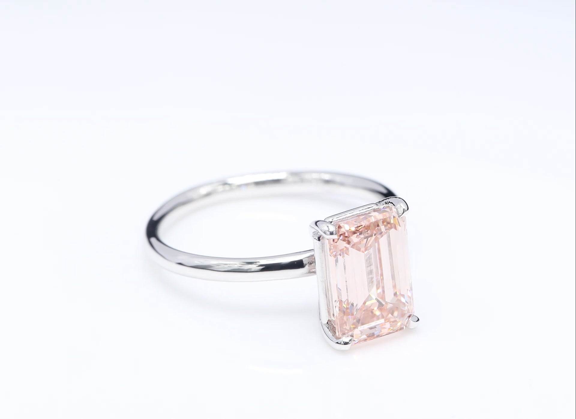 Diamantring i 18k vitguld med en 3 ct rosa smaragdslipad labbodlad diamant i solitär infattning.