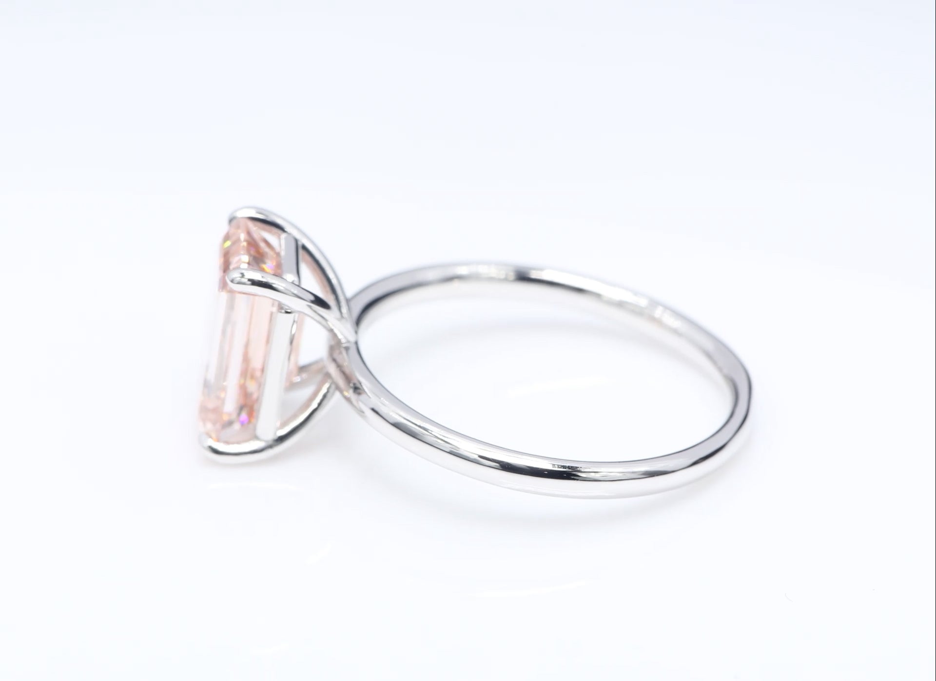 Diamantring i 18k vitguld med en 3 ct rosa smaragdslipad labbodlad diamant i solitär infattning.