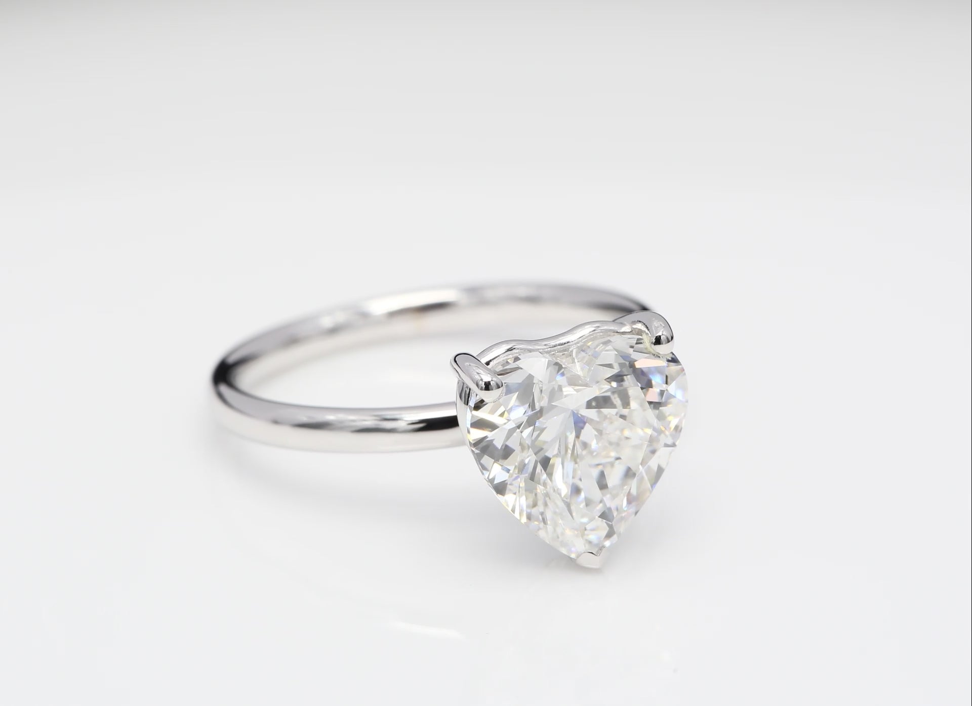 Diamantring i 18k vitguld med en 4 ct hjärtslipad labbodlad diamant i solitär infattning.