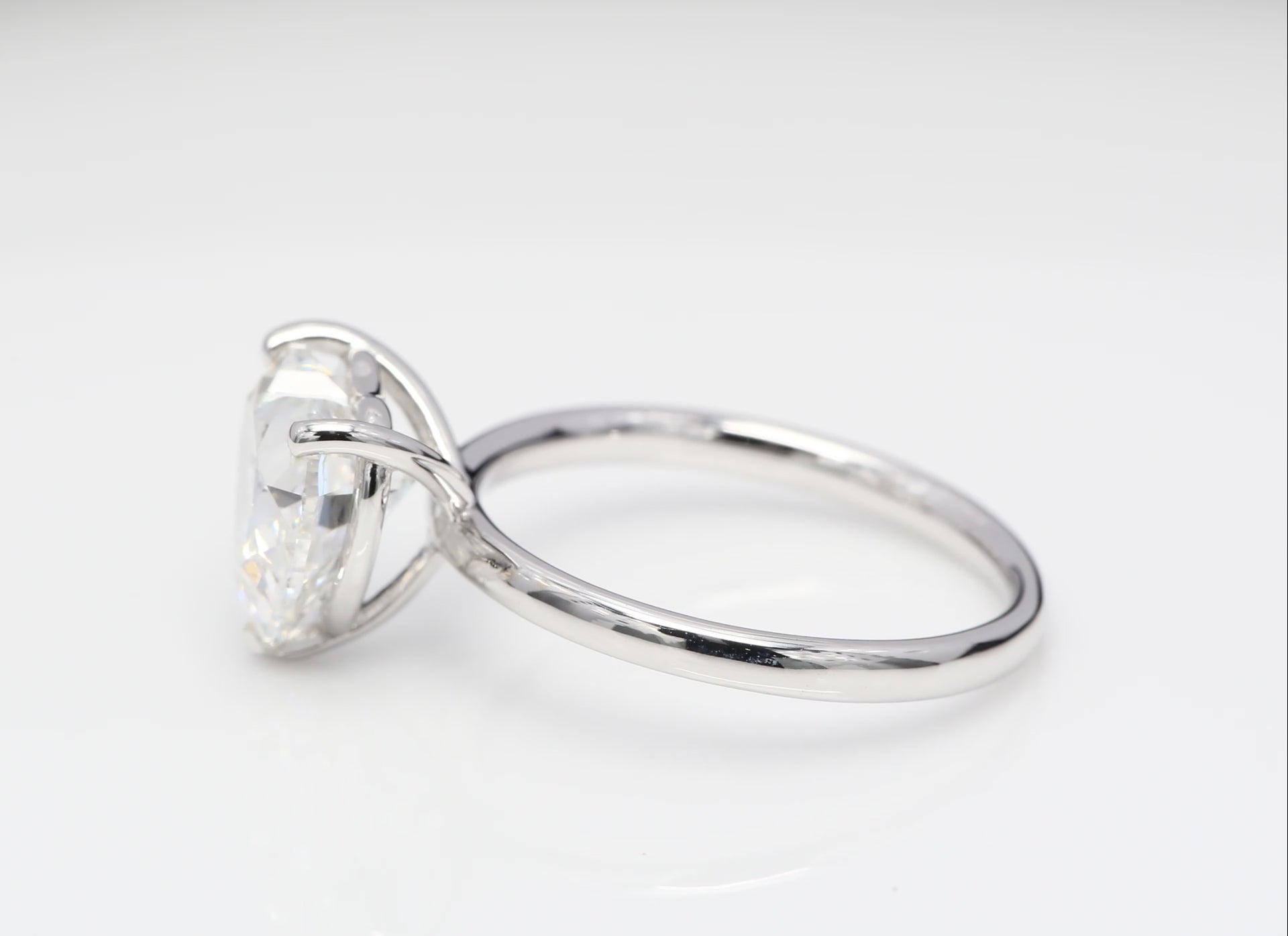 Diamantring i 18k vitguld med en 4 ct hjärtslipad labbodlad diamant i solitär infattning.