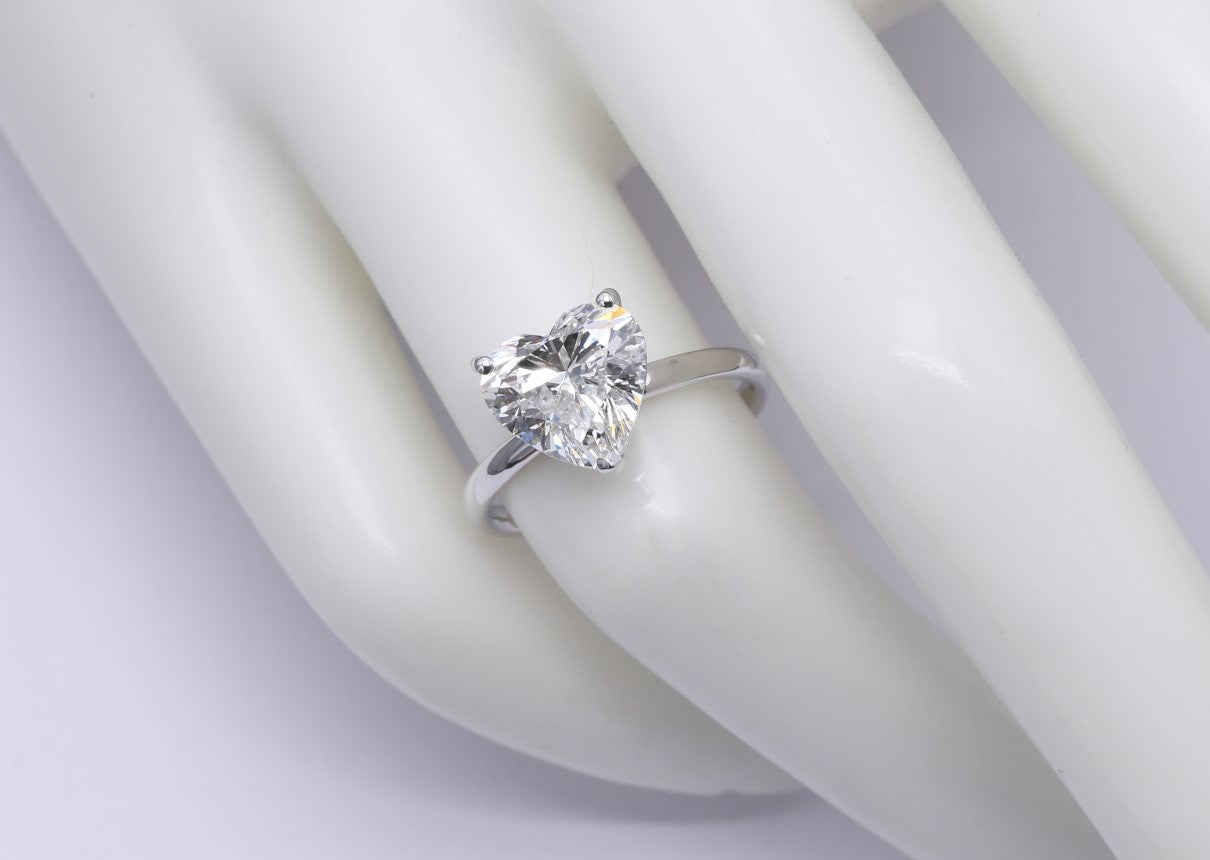 Diamantring i 18k vitguld med en 4 ct hjärtslipad labbodlad diamant i solitär infattning.