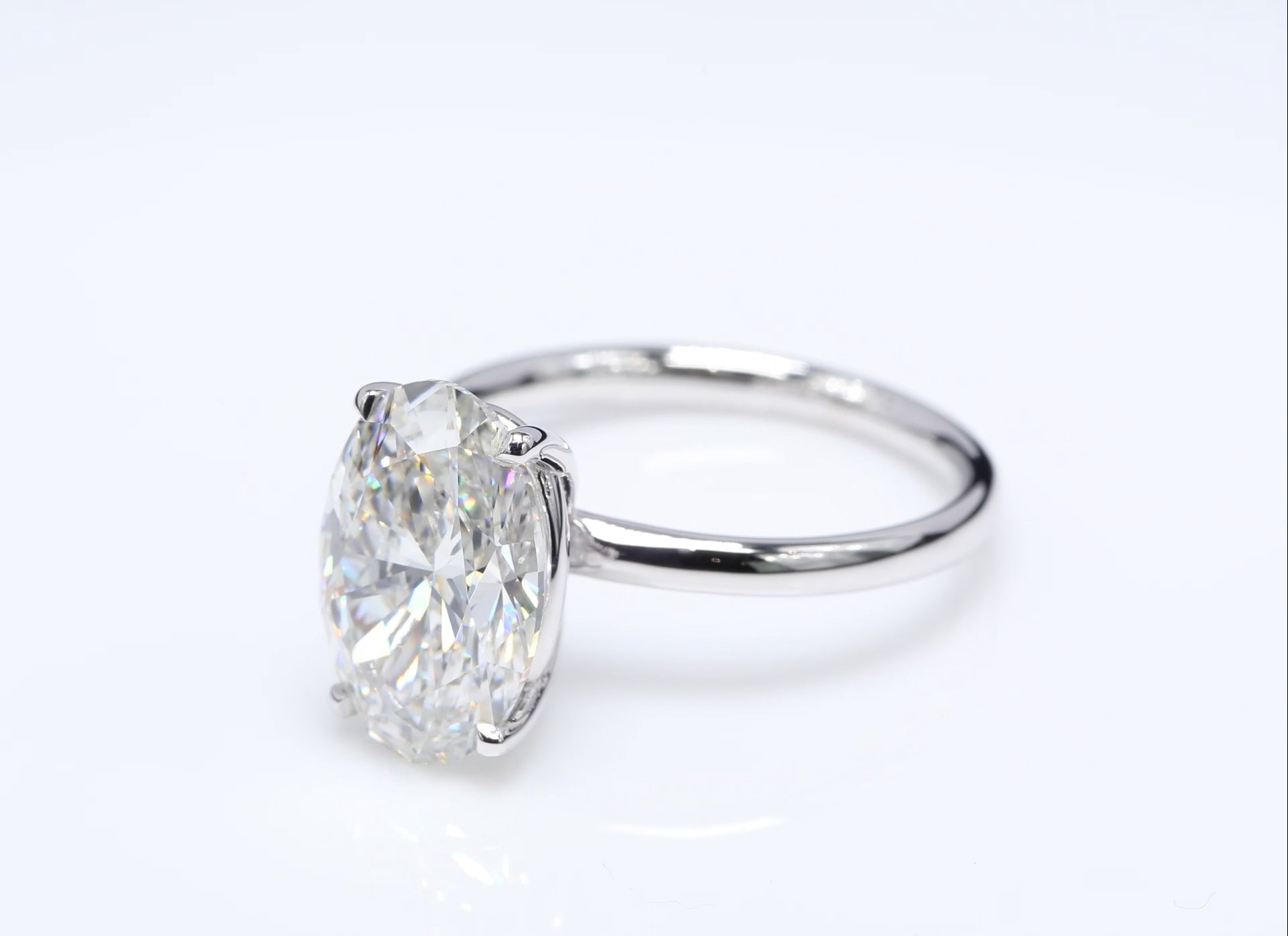 Diamantring i 18k vitguld med en 4 ct ovalslipad labbodlad diamant i solitär infattning.