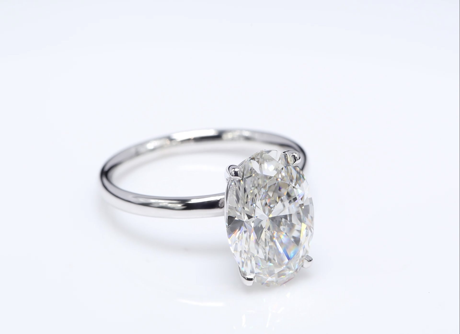 Diamantring i 18k vitguld med en 4 ct ovalslipad labbodlad diamant i solitär infattning.