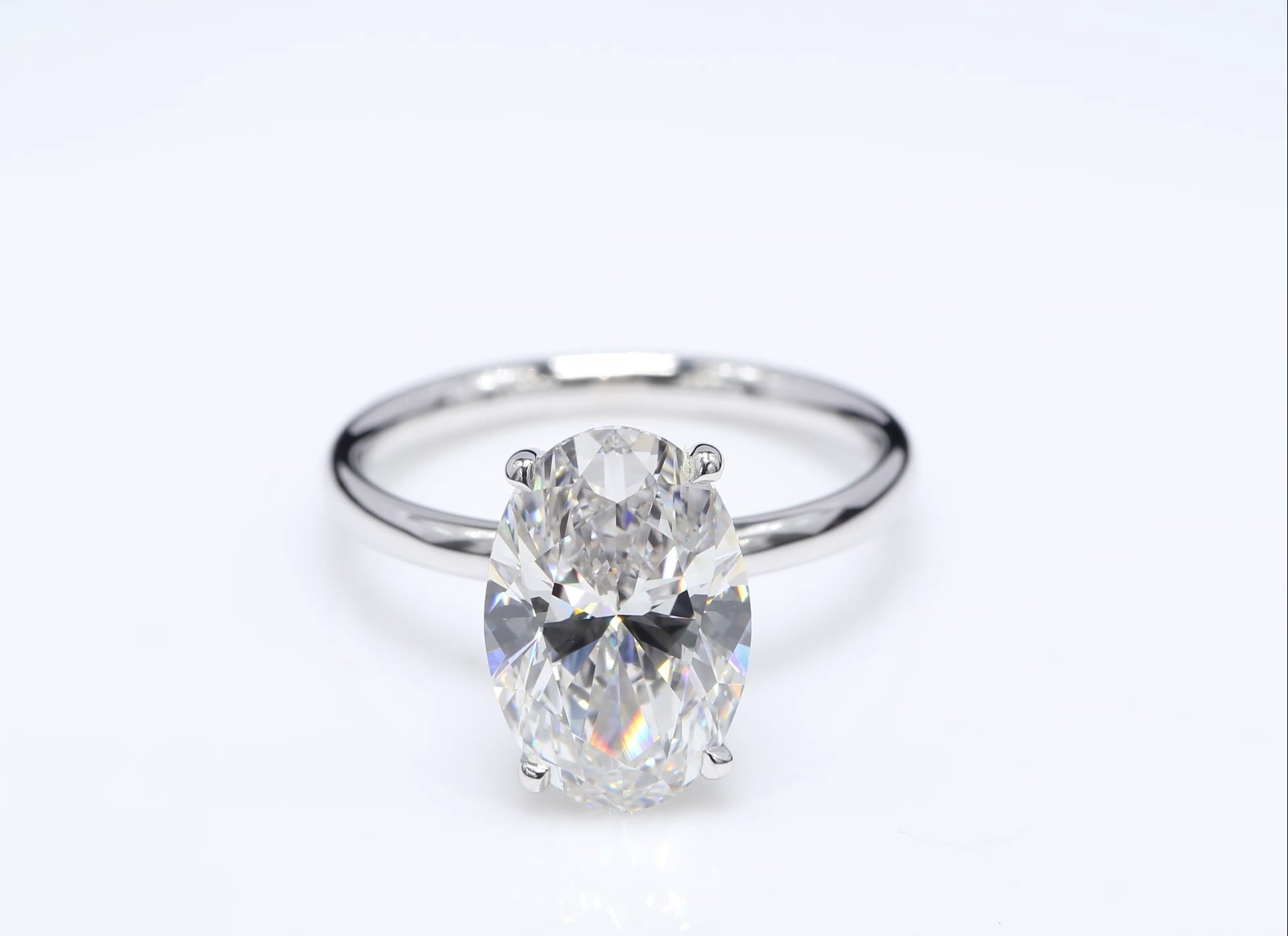 Diamantring i 18k vitguld med en 4 ct ovalslipad labbodlad diamant i solitär infattning.