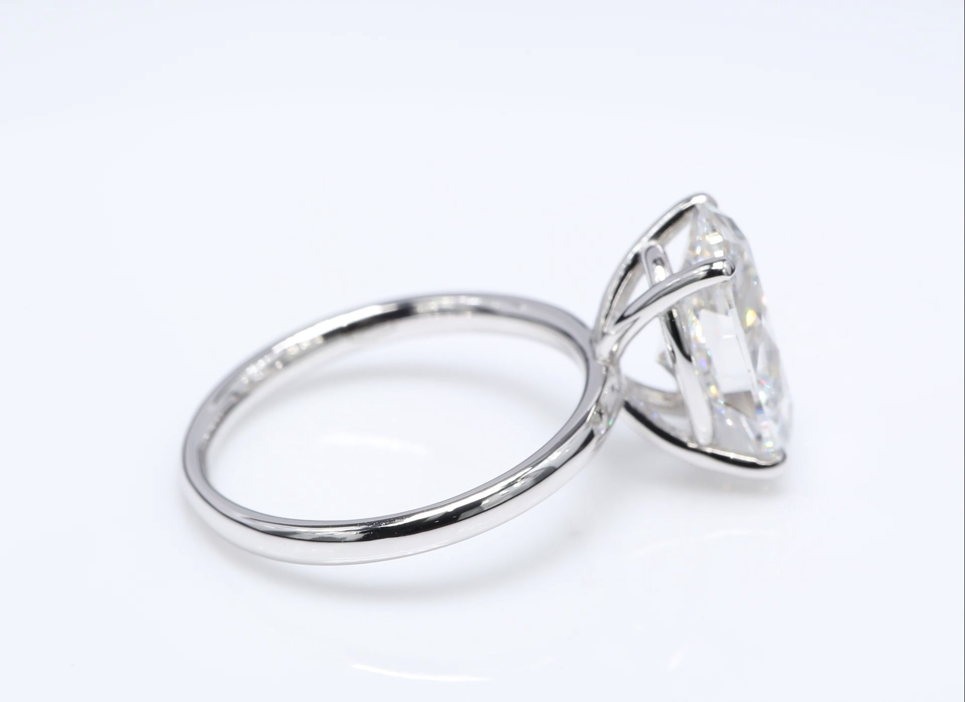 Diamantring i 18k vitguld med en 4 ct ovalslipad labbodlad diamant i solitär infattning.