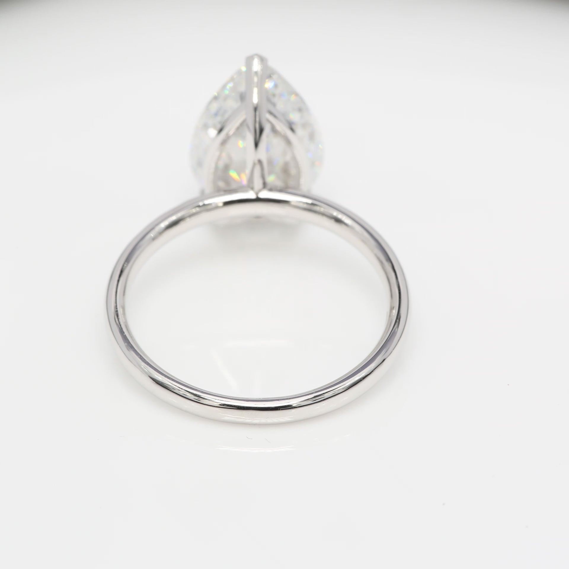 Diamantring i 18k vitguld med en 4 ct päronslipad labbodlad diamant i solitär infattning.