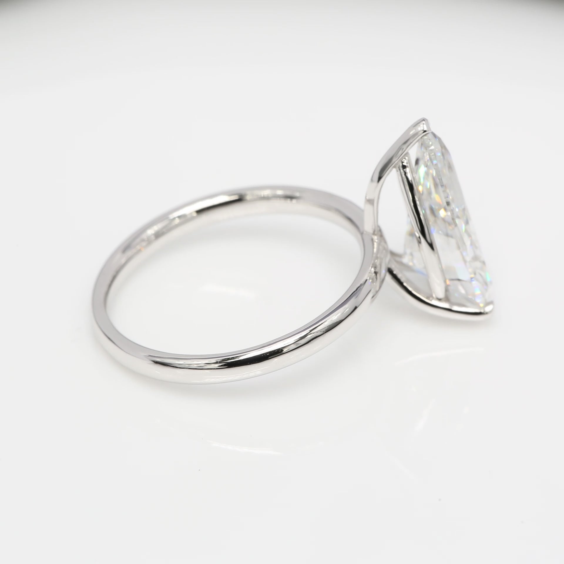 Diamantring i 18k vitguld med en 4 ct päronslipad labbodlad diamant i solitär infattning.