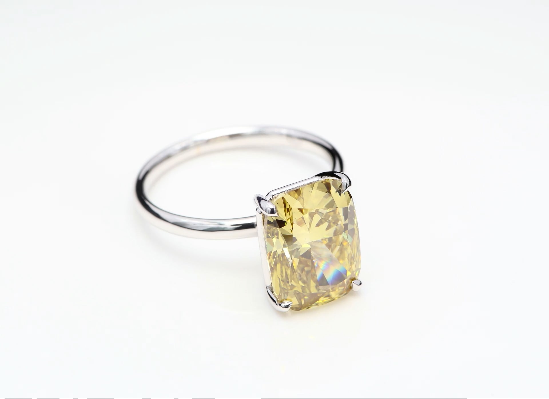 Diamantring i 18k vitguld med en 5 ct gul kuddslipad labbodlad diamant i solitär infattning.
