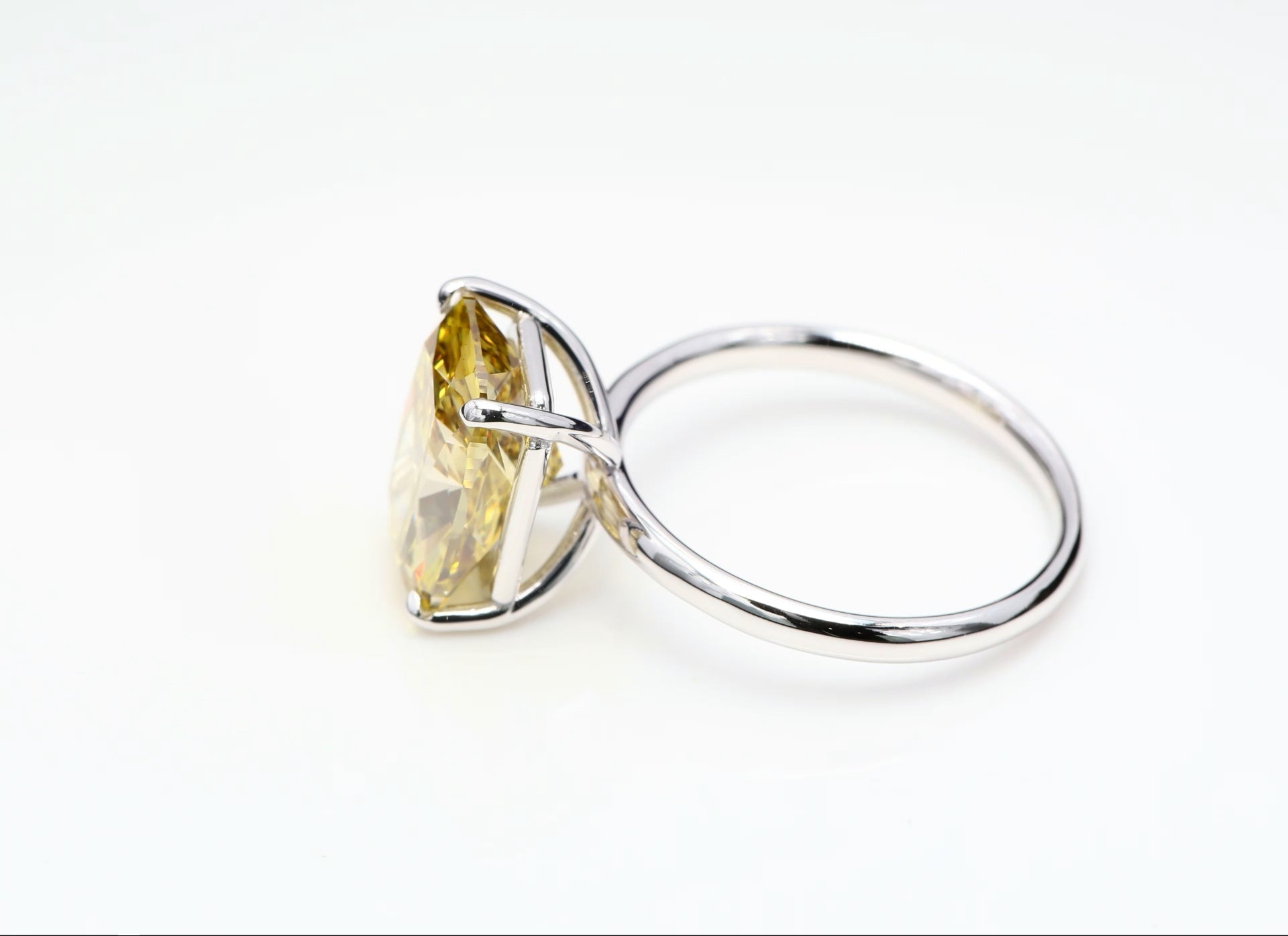 Diamantring i 18k vitguld med en 5 ct gul kuddslipad labbodlad diamant i solitär infattning.