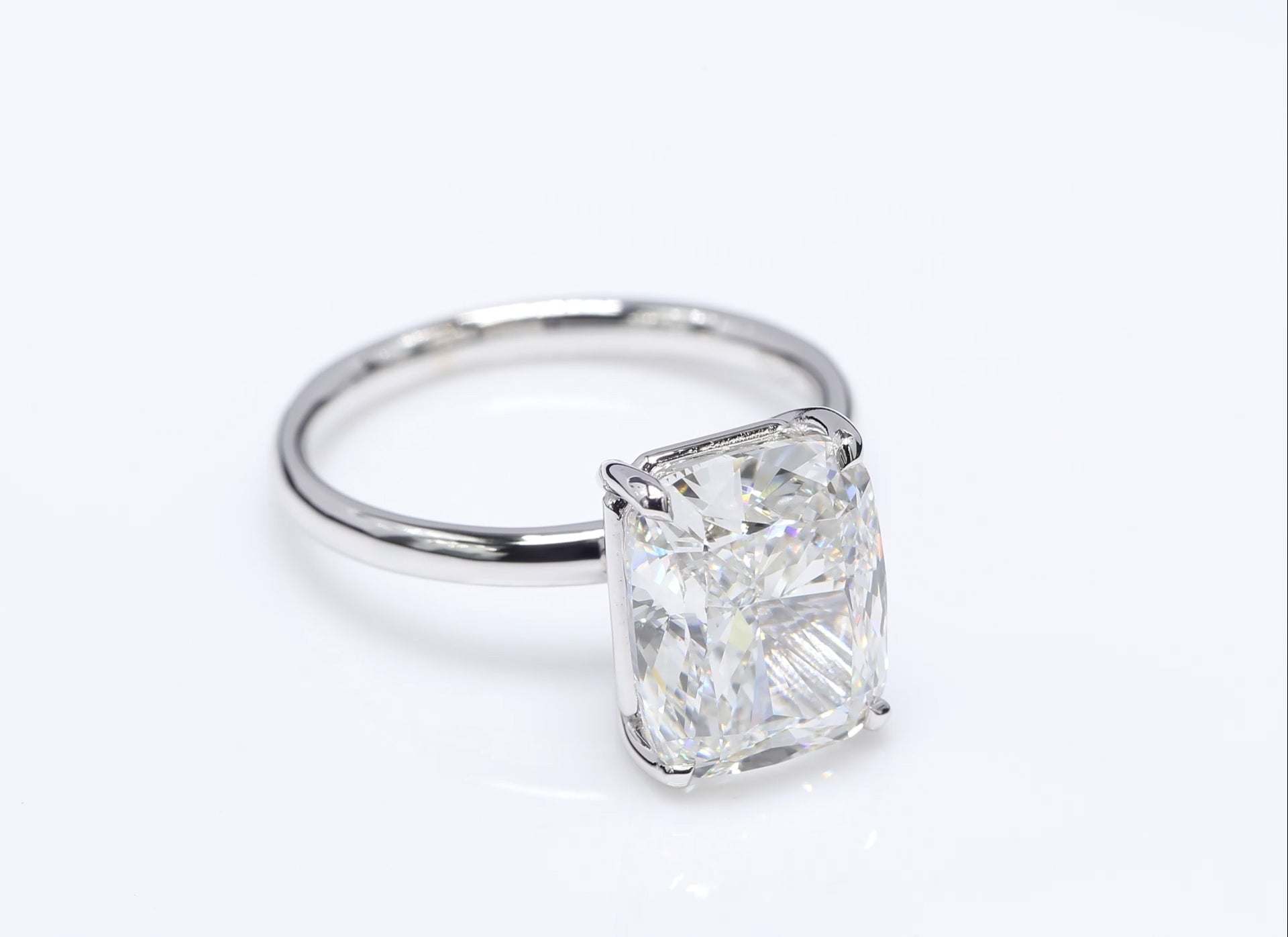 Diamantring i 18k vitguld med en 5 ct kuddslipad labbodlad diamant i solitär infattning.