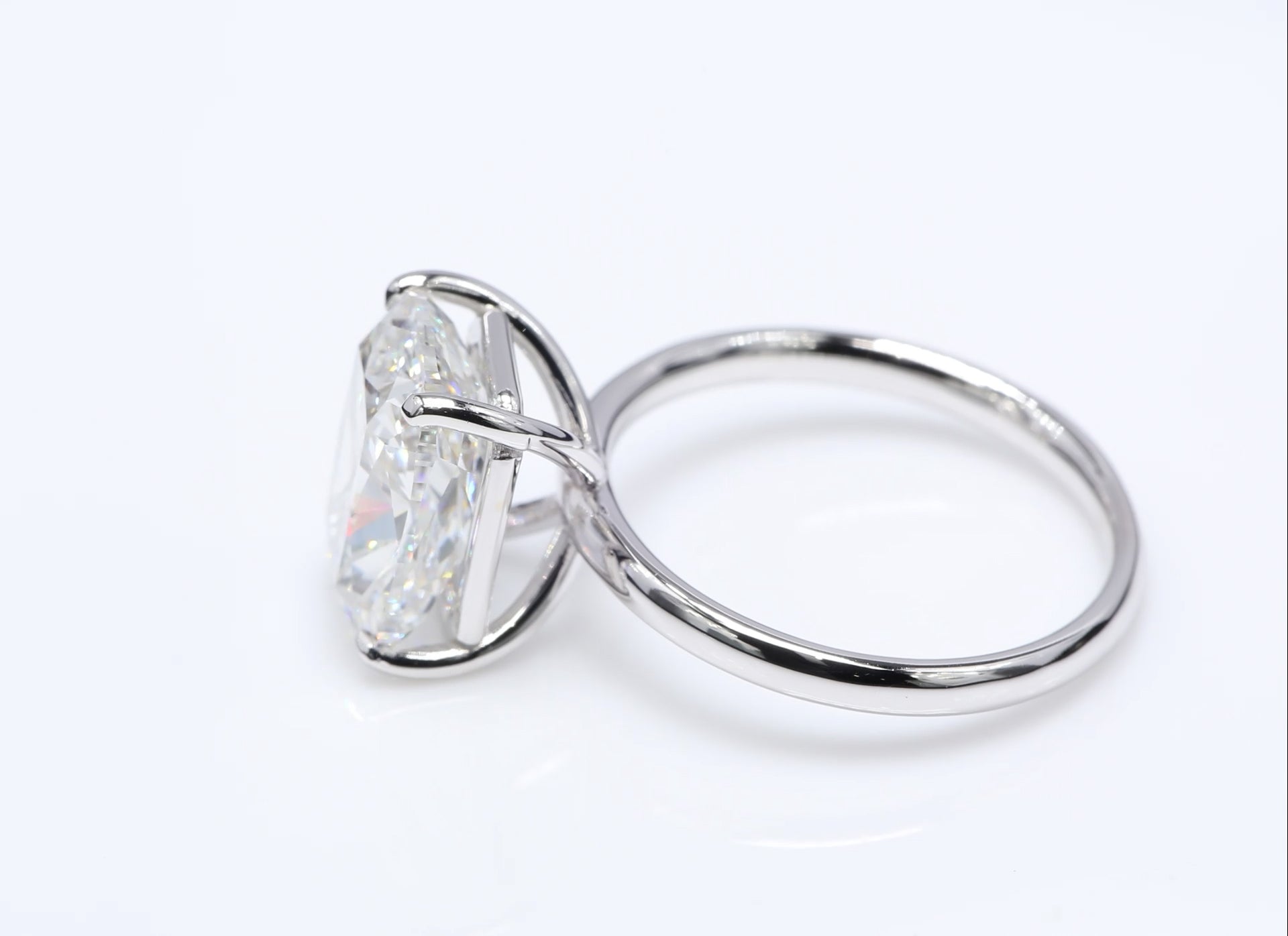 Diamantring i 18k vitguld med en 5 ct kuddslipad labbodlad diamant i solitär infattning.