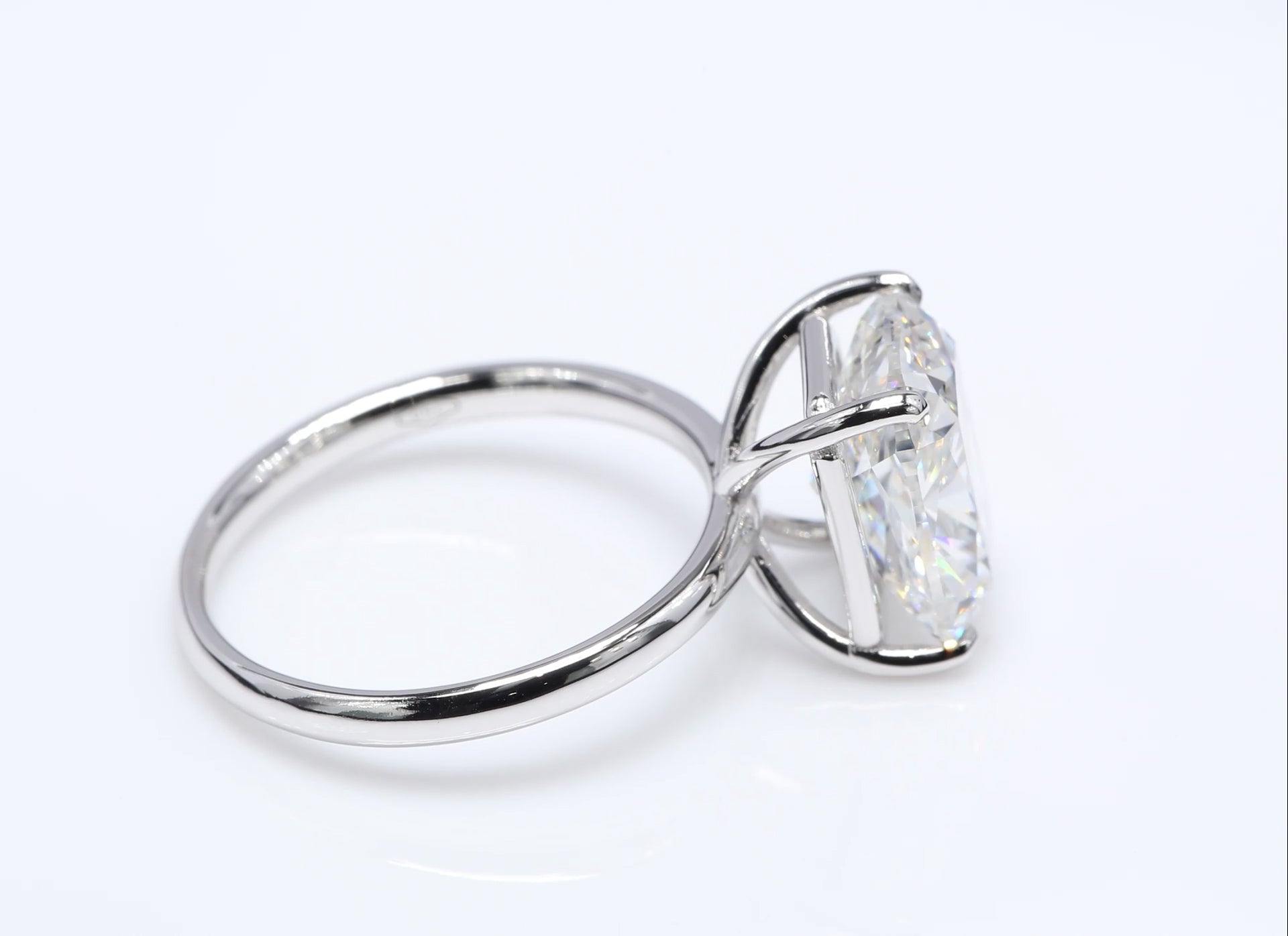 Diamantring i 18k vitguld med en 5 ct kuddslipad labbodlad diamant i solitär infattning.