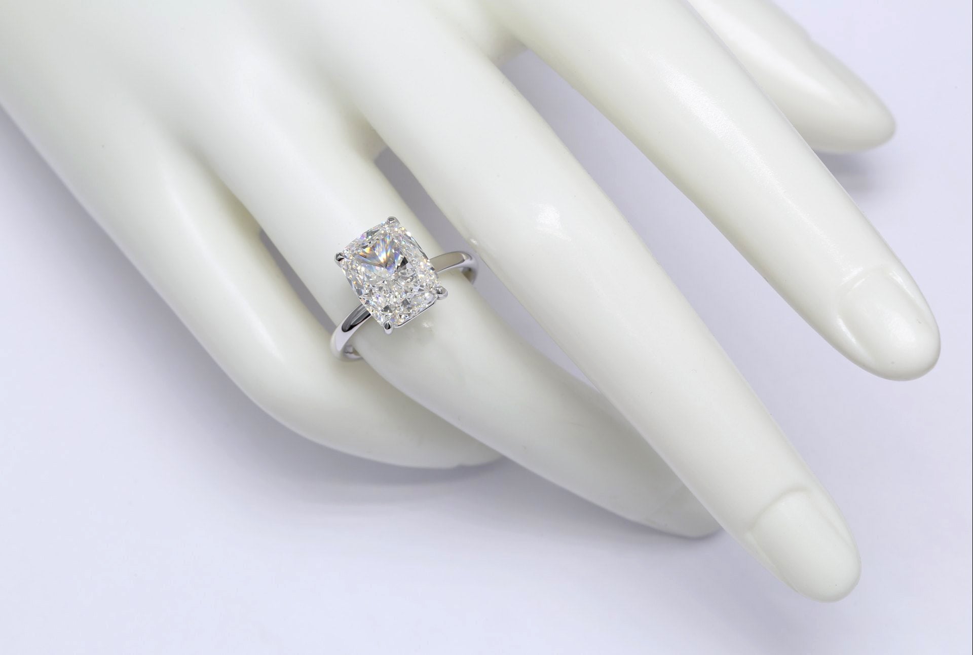 Diamantring i 18k vitguld med en 5 ct kuddslipad labbodlad diamant i solitär infattning.