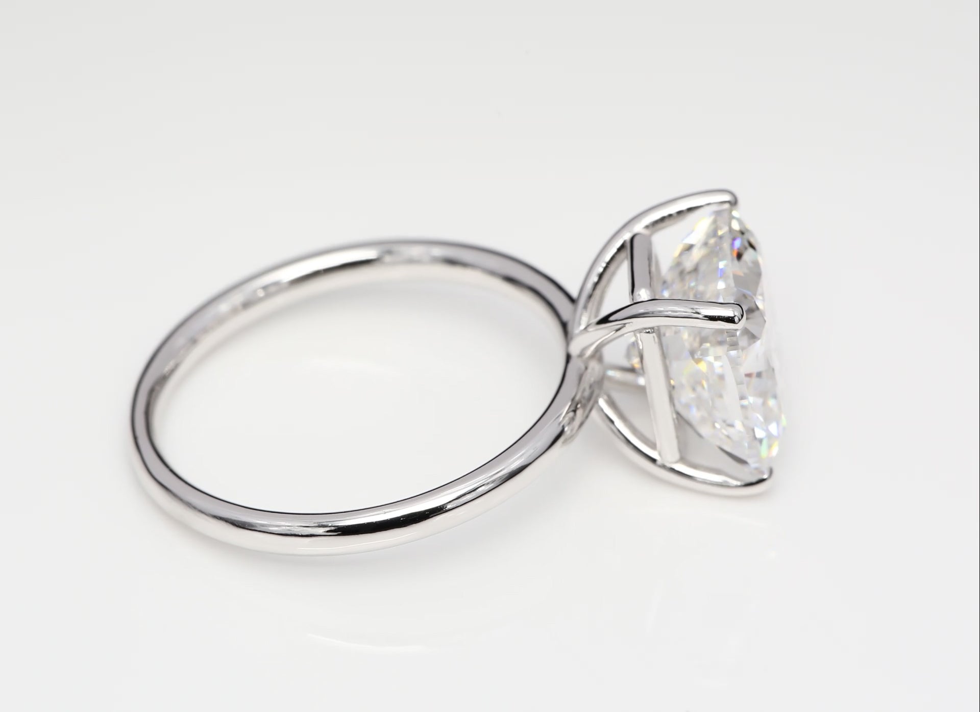 Diamantring i 18k vitguld med en 5 ct kuddslipad labbodlad diamant i solitär infattning.