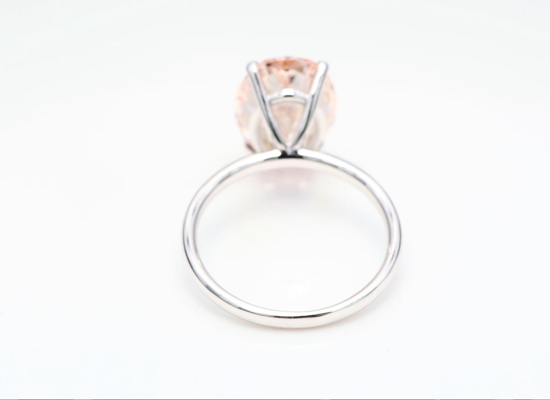 Diamantring i 18k vitguld med en 5 ct rosa ovalslipad labbodlad diamant i solitär infattning.