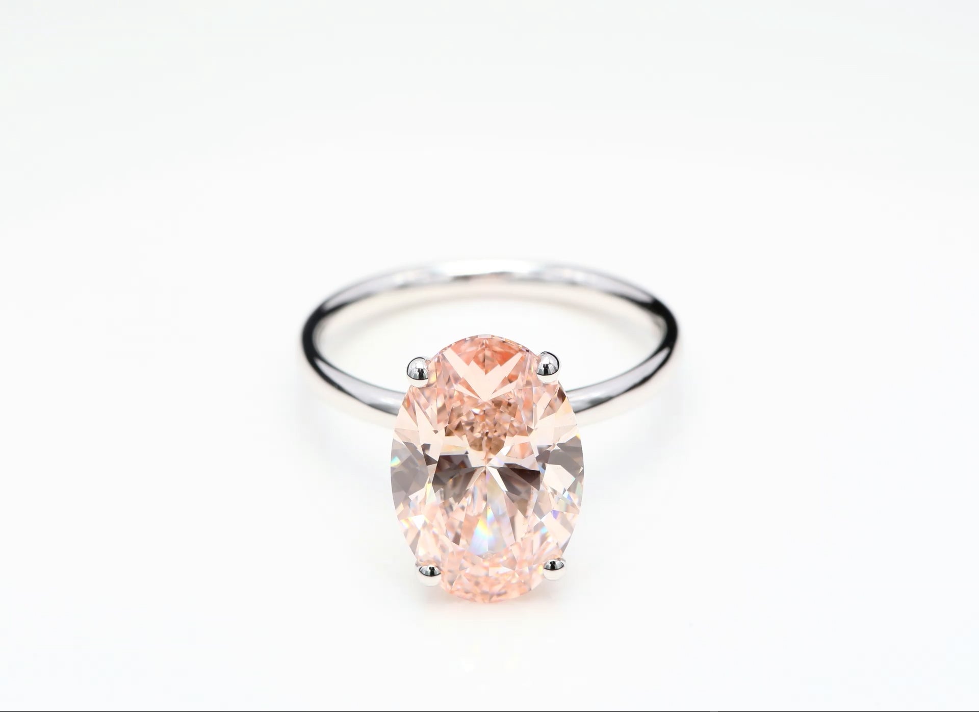 Diamantring i 18k vitguld med en 5 ct rosa ovalslipad labbodlad diamant i solitär infattning.